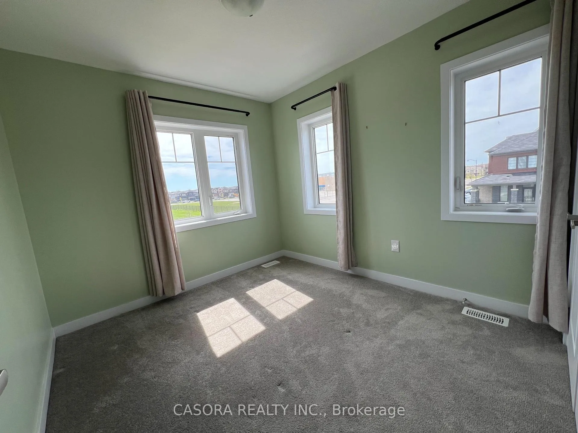 Photo 20 of 170 Whithorn Crescent, Haldimand — HOMEH
