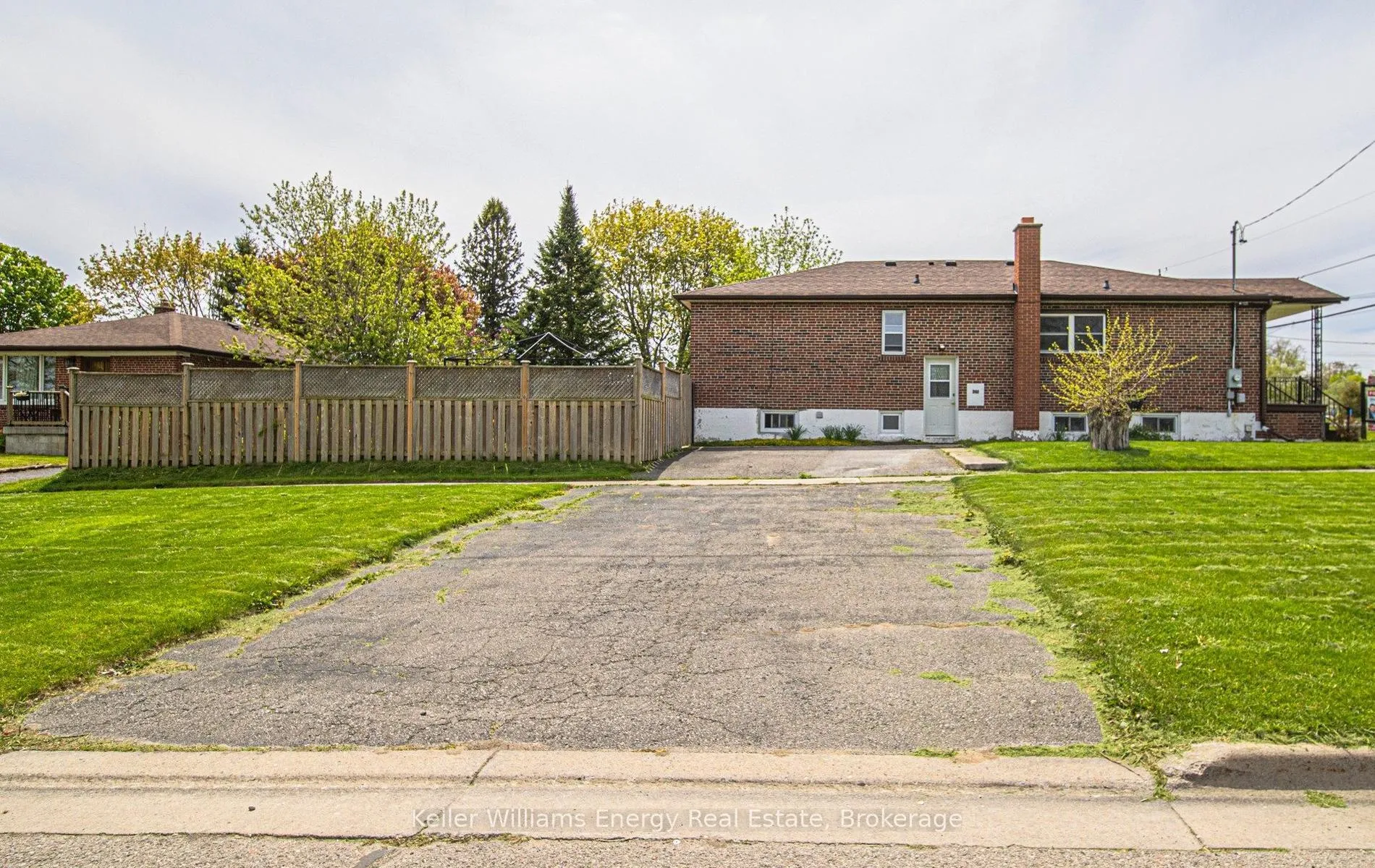 Photo 4 of 249 Thomas Street, Oshawa, Lakeview — HOMEH