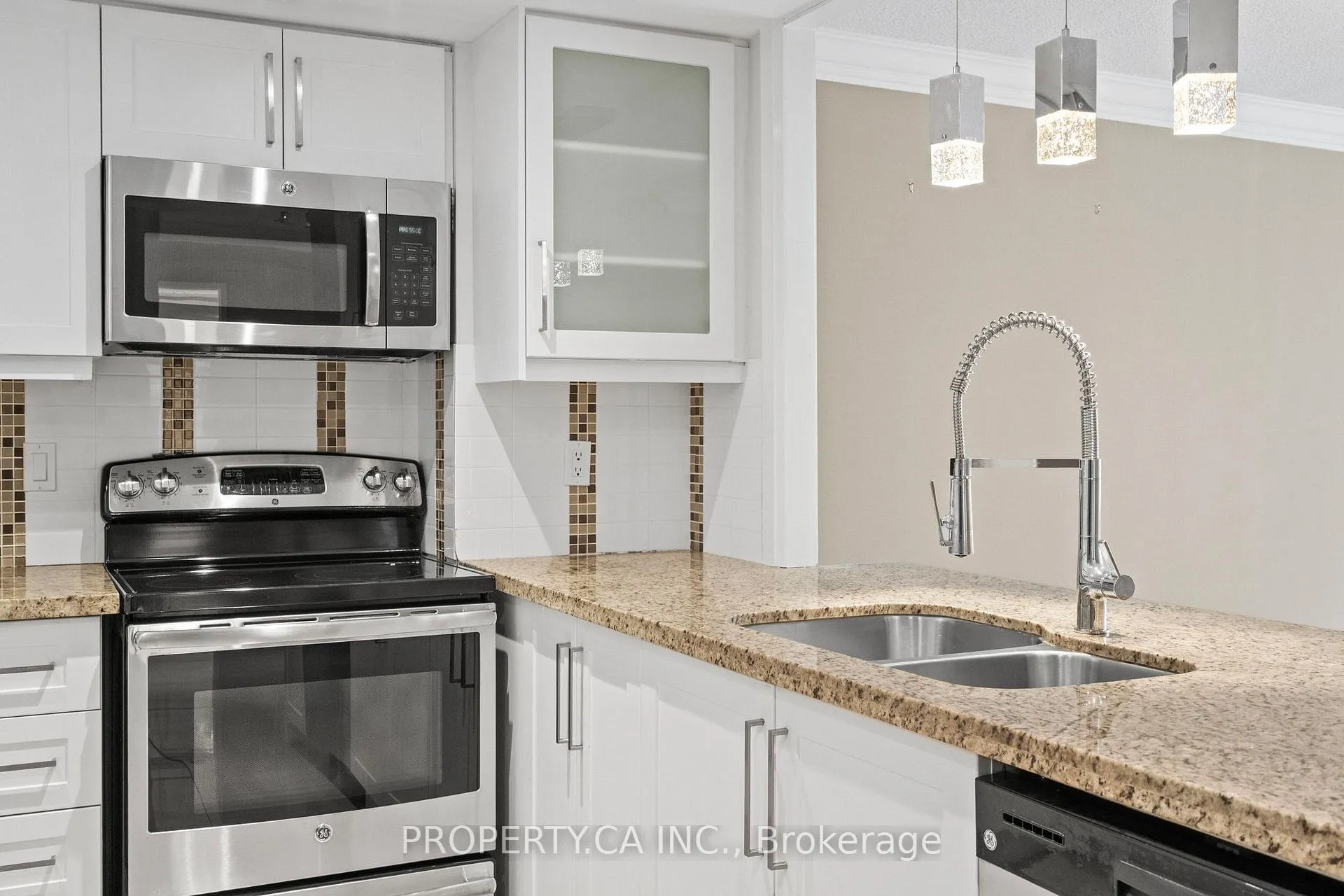 Photo 5 of Unit 101, 7601 Bathurst Street, Vaughan, Crestwood-Springfarm-Yorkhill — HOMEH
