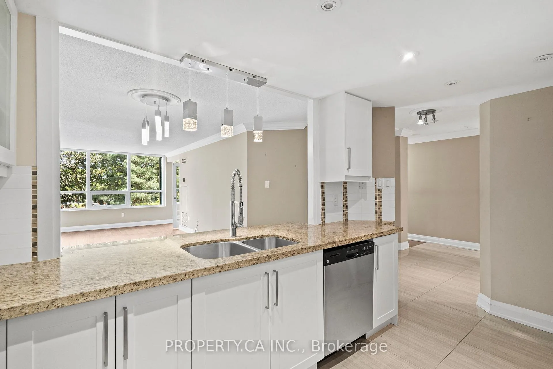 Photo 6 of Unit 101, 7601 Bathurst Street, Vaughan, Crestwood-Springfarm-Yorkhill — HOMEH