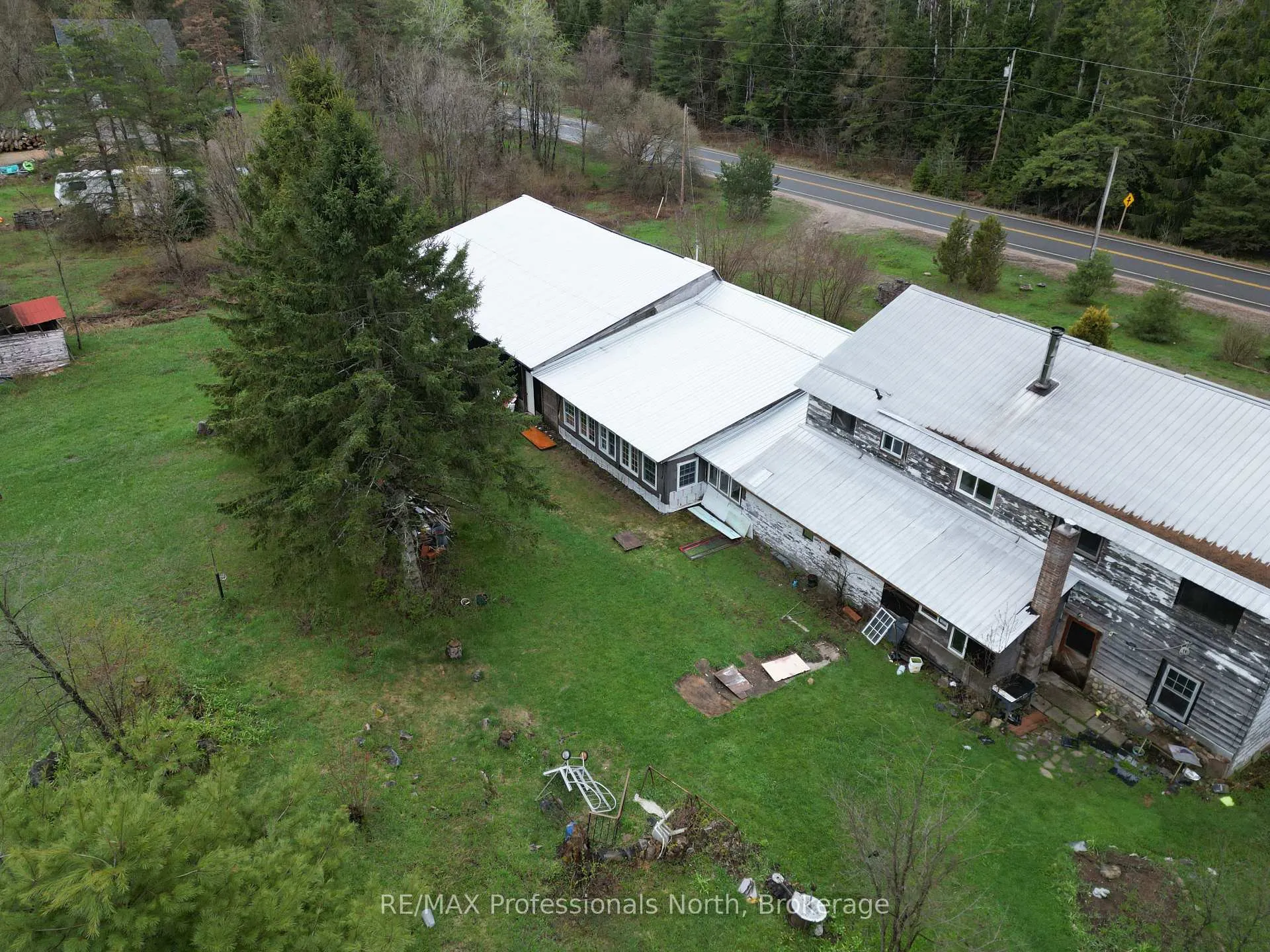 Photo 2 of 3044 Gelert Road, Minden Hills, Snowdon — HOMEH