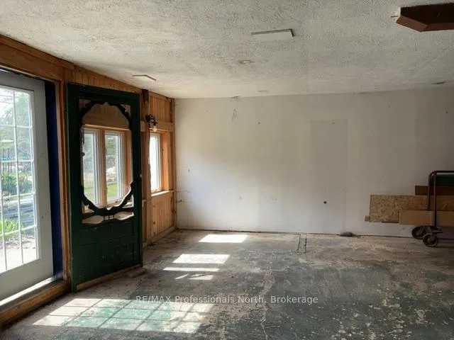 Photo 3 of 3044 Gelert Road, Minden Hills, Snowdon — HOMEH