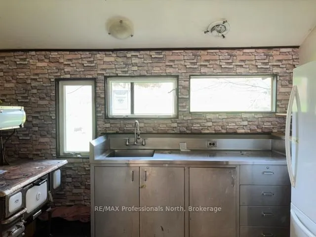 Photo 4 of 3044 Gelert Road, Minden Hills, Snowdon — HOMEH