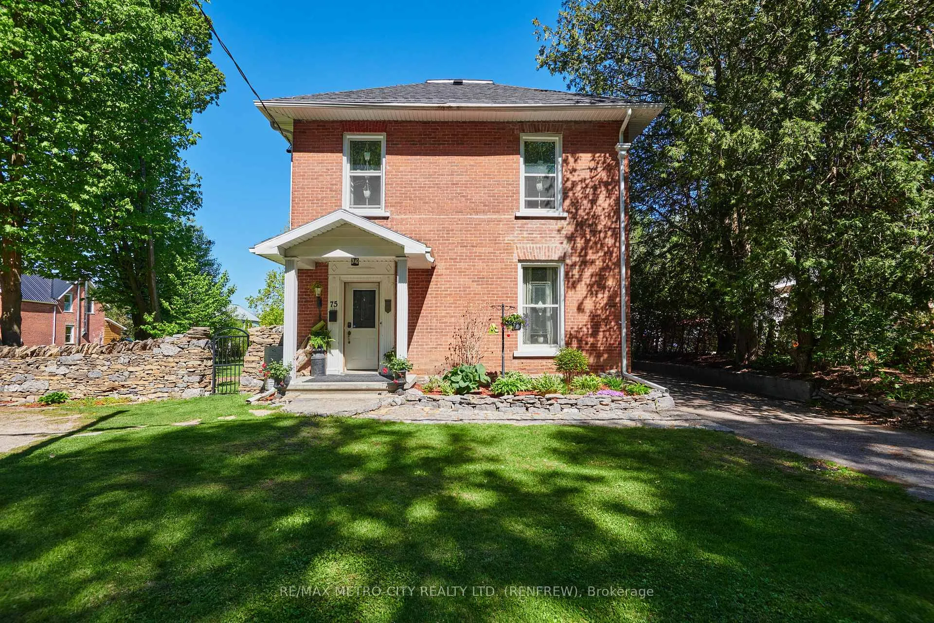 Photo 3 of 75 Division Street N, McNab/Braeside, Mcnab/Braeside Twps — HOMEH