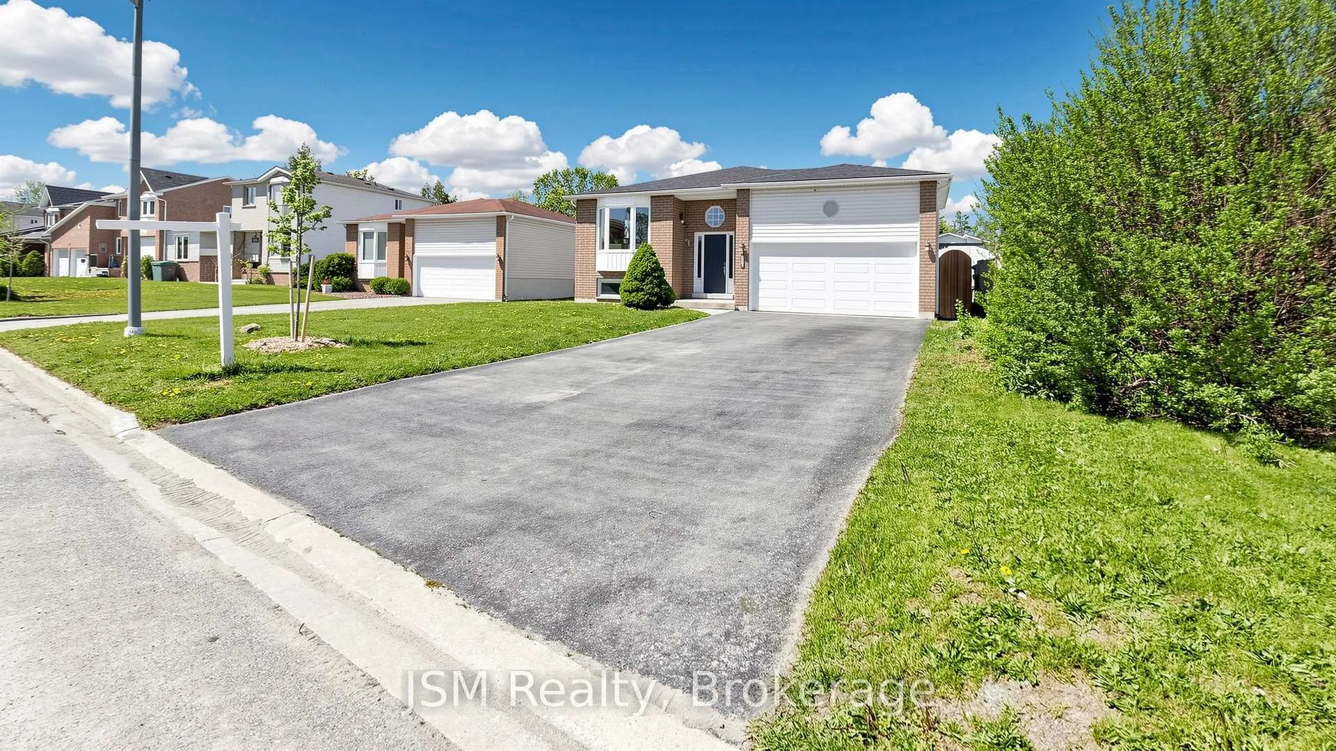 Photo 3 of 2516 Lloyd Street, Innisfil, Alcona — HOMEH