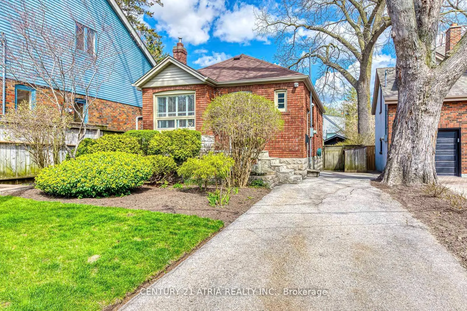 Photo 2 of 20 1/2 East Road, Scarborough, Birchcliffe-Cliffside — HOMEH