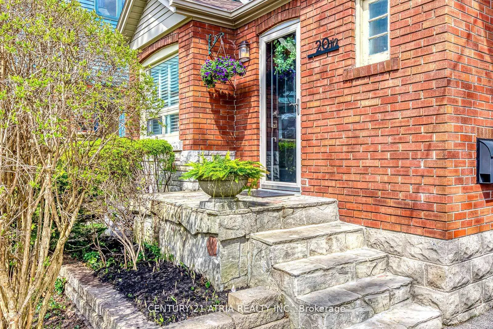 Photo 3 of 20 1/2 East Road, Scarborough, Birchcliffe-Cliffside — HOMEH