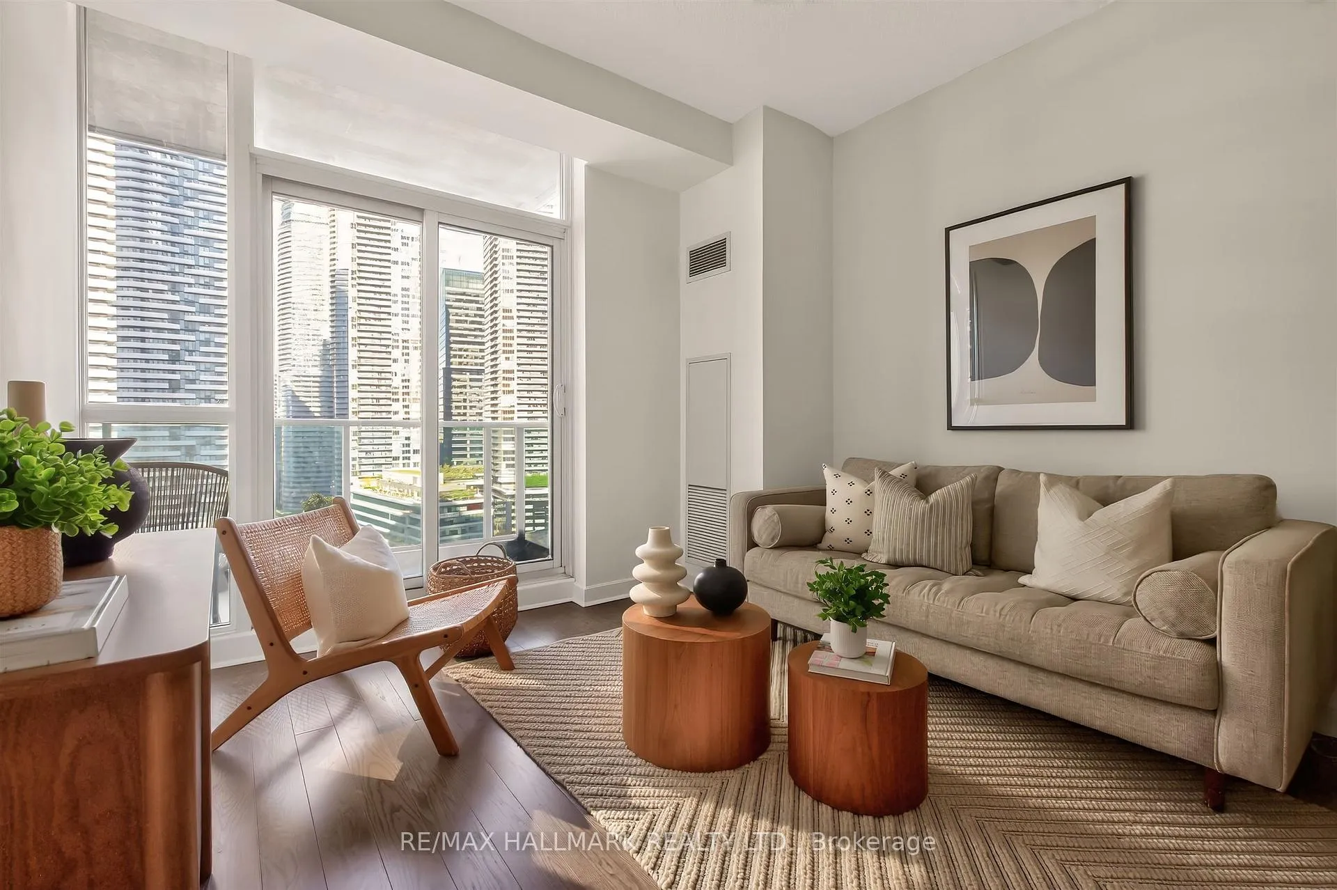 Photo 2 of Unit 2211, 18 Harbour Street, Toronto, Waterfront Communities — HOMEH