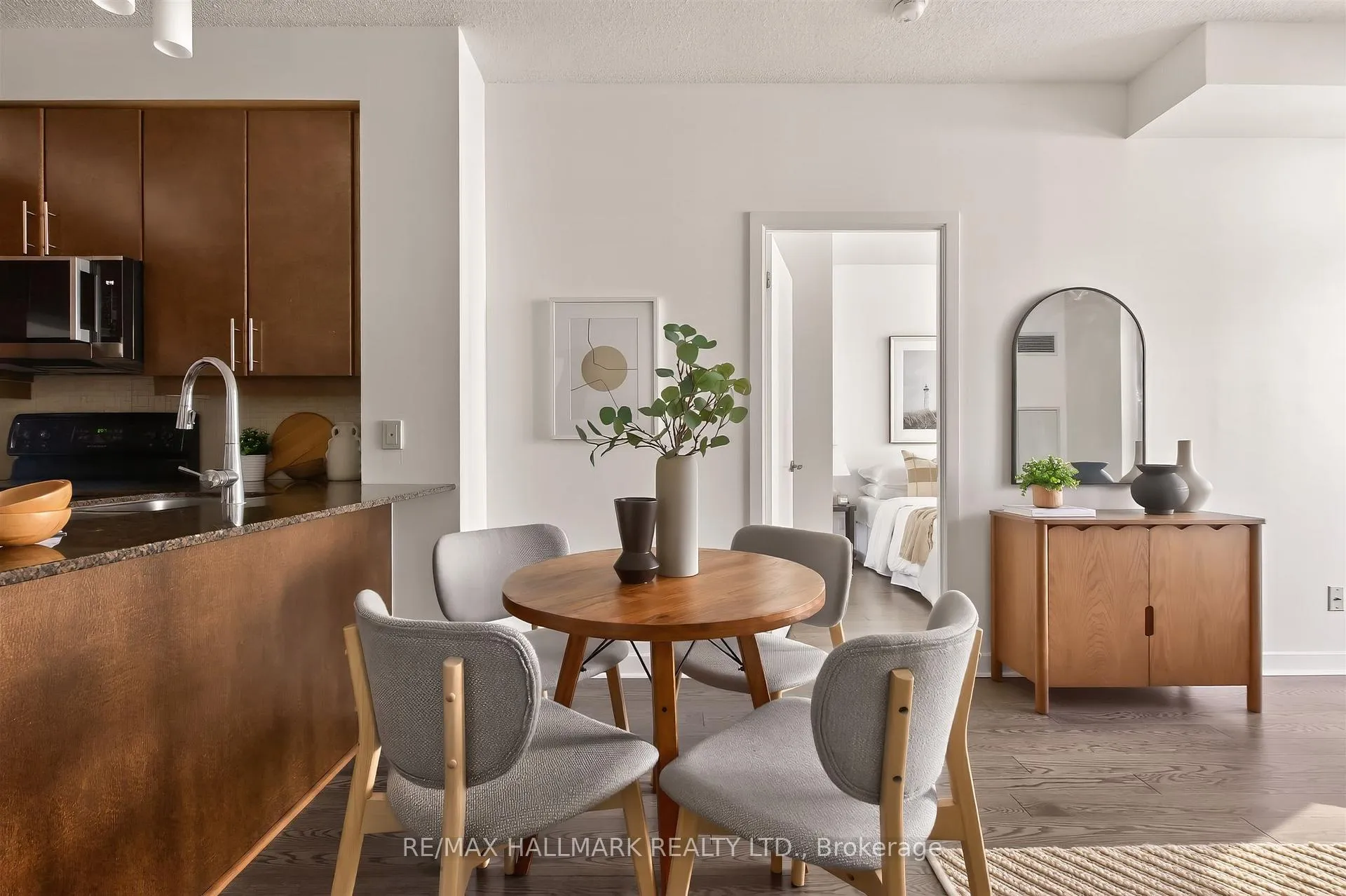 Photo 8 of Unit 2211, 18 Harbour Street, Toronto, Waterfront Communities — HOMEH