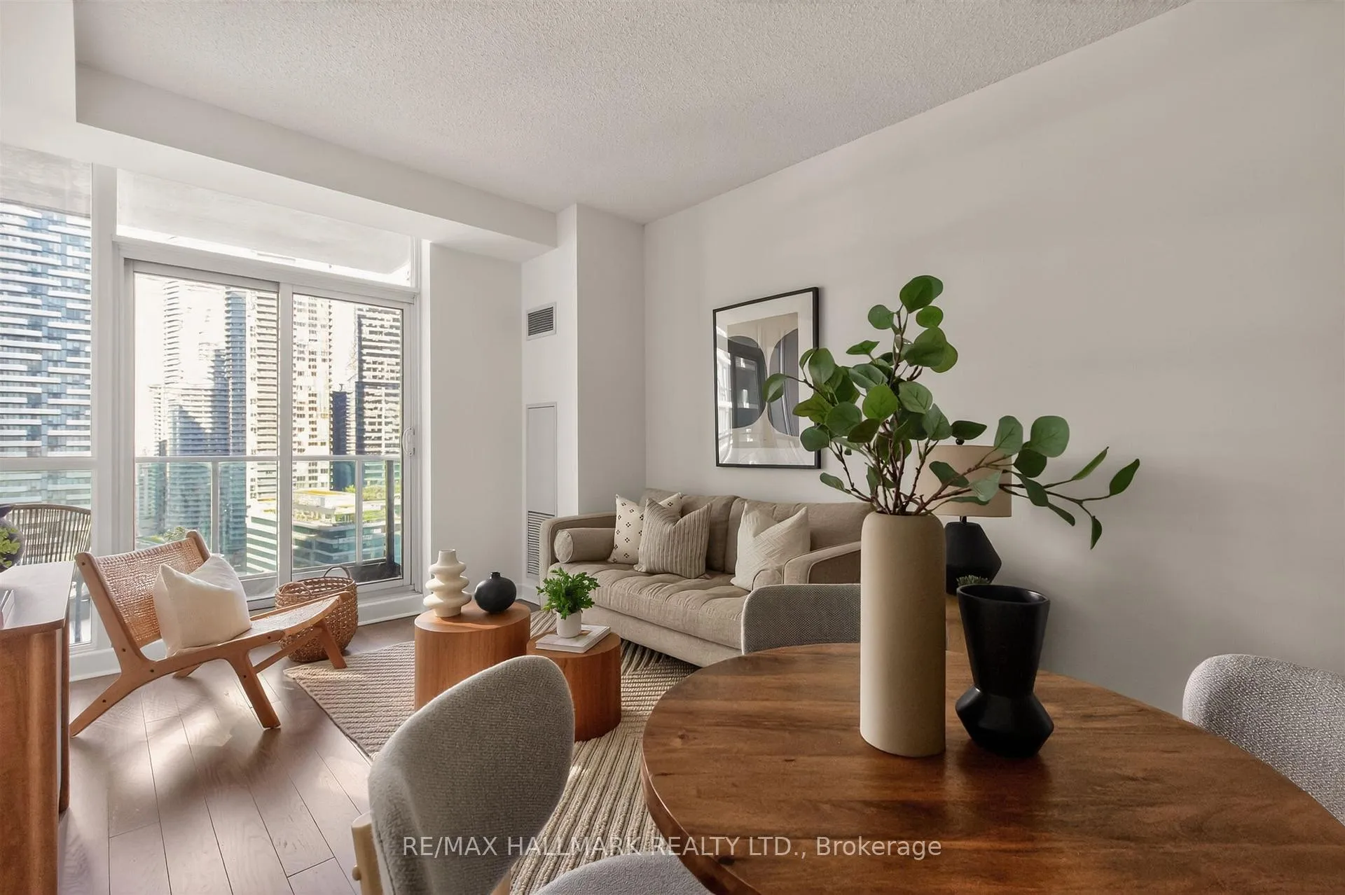 Photo 9 of Unit 2211, 18 Harbour Street, Toronto, Waterfront Communities — HOMEH