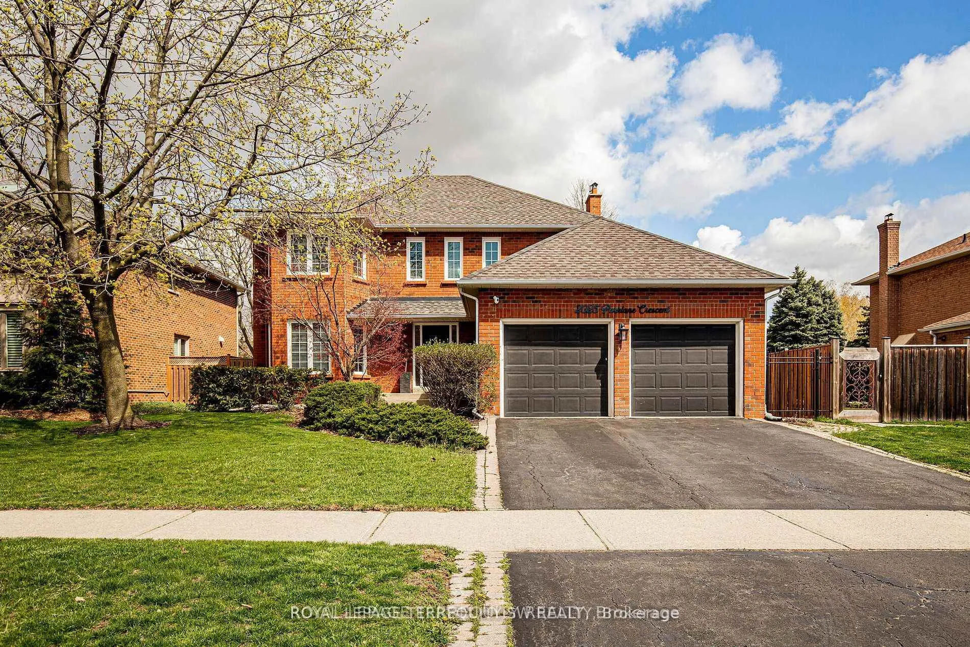 Front of 2025 Parklane Crescent