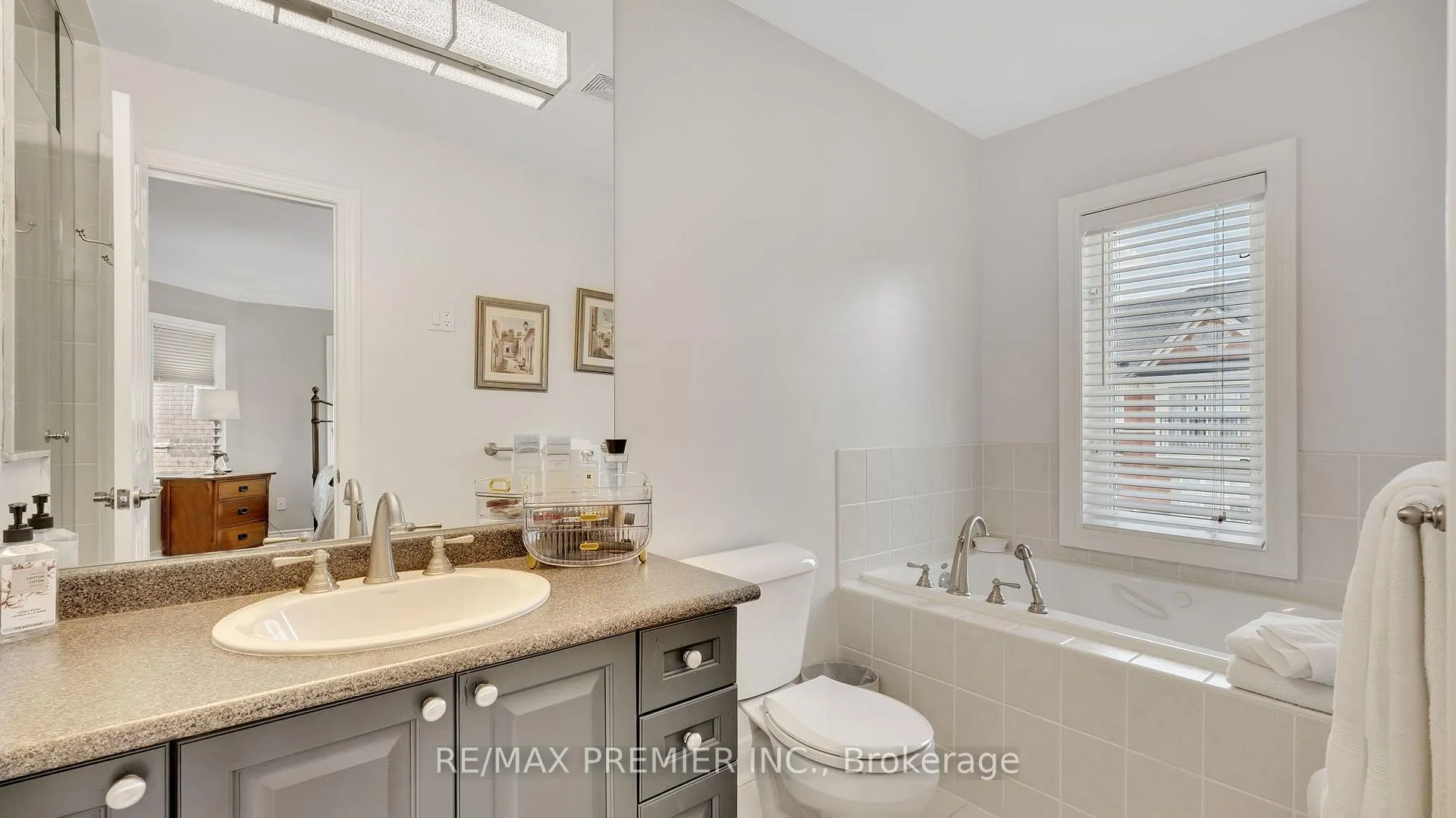 Photo 30 of 10 Henry Peters Lane, Vaughan, East Woodbridge — HOMEH