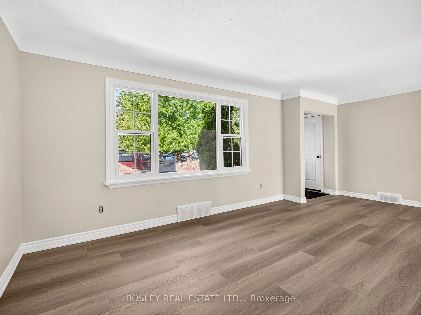 Photo 3 of 8 Pearce Avenue, St. Catharines, Bunting/Linwell — HOMEH