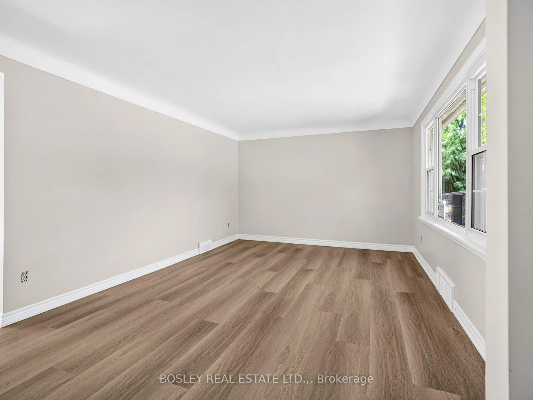 Photo 4 of 8 Pearce Avenue, St. Catharines, Bunting/Linwell — HOMEH