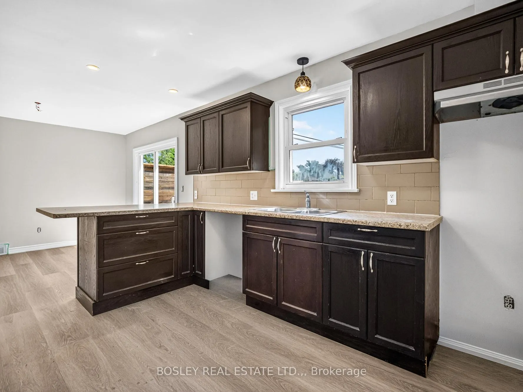 Photo 8 of 8 Pearce Avenue, St. Catharines, Bunting/Linwell — HOMEH
