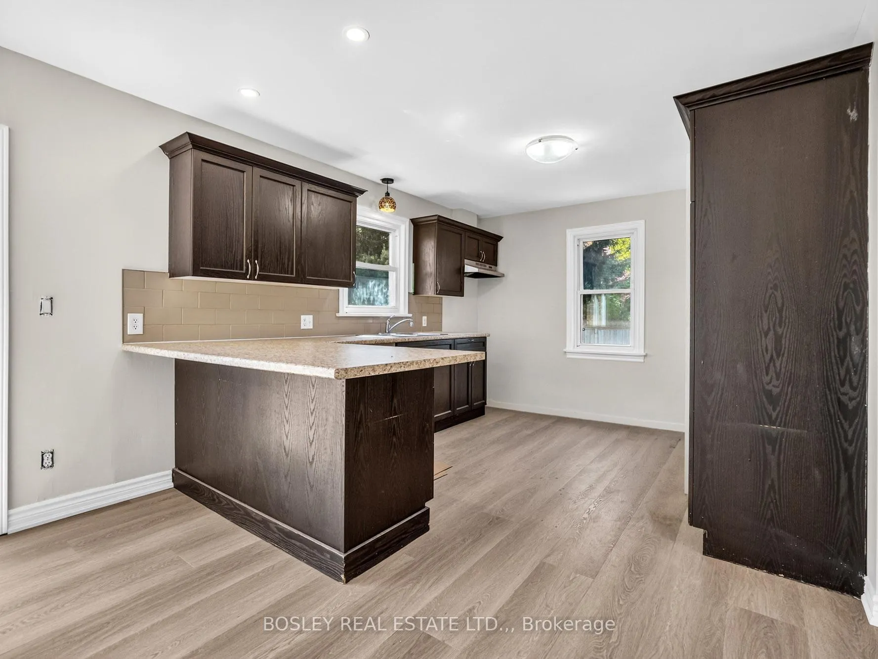 Photo 9 of 8 Pearce Avenue, St. Catharines, Bunting/Linwell — HOMEH
