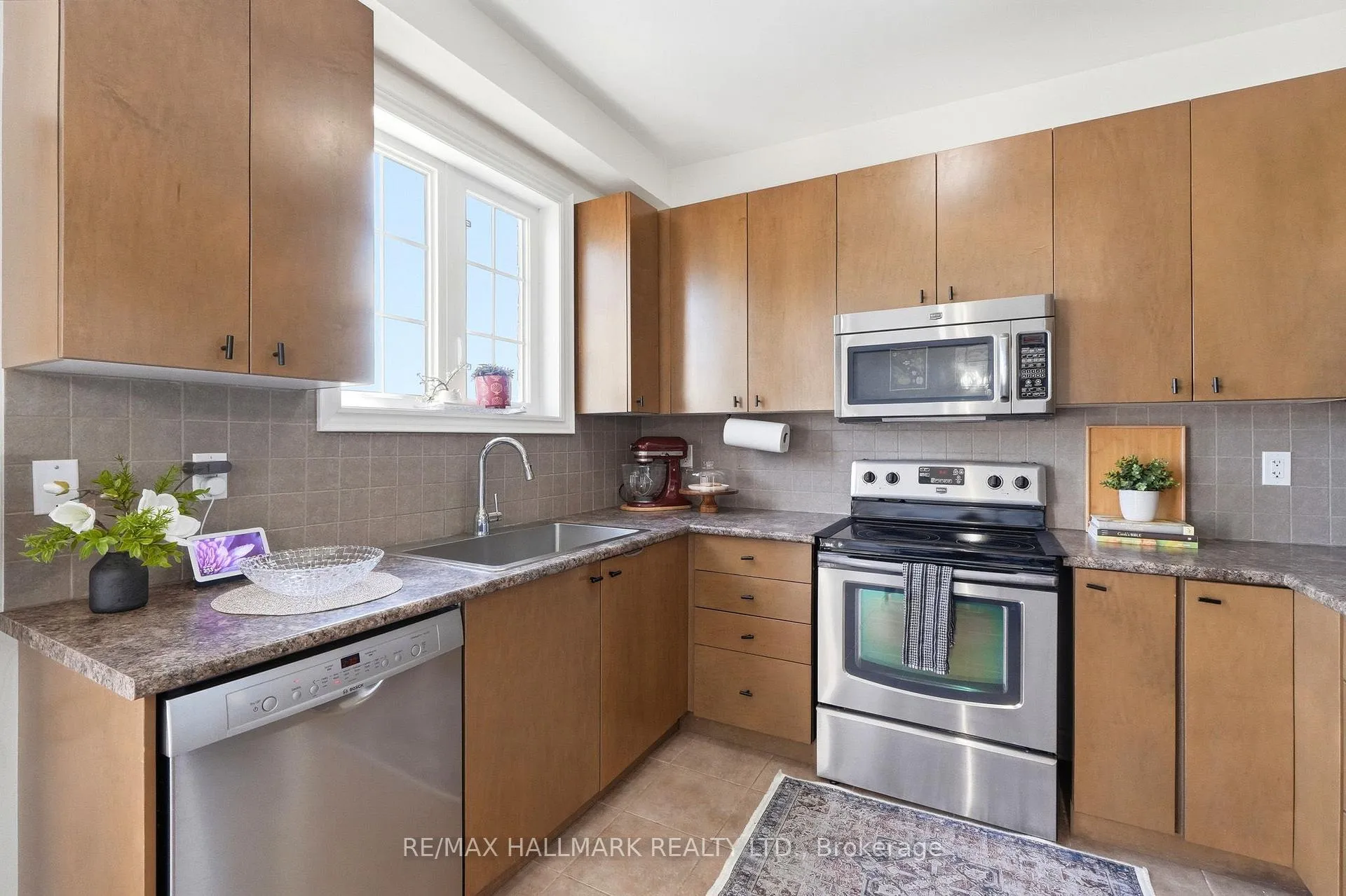 Photo 15 of 246 Wardlaw Place, Vaughan, Vellore Village — HOMEH