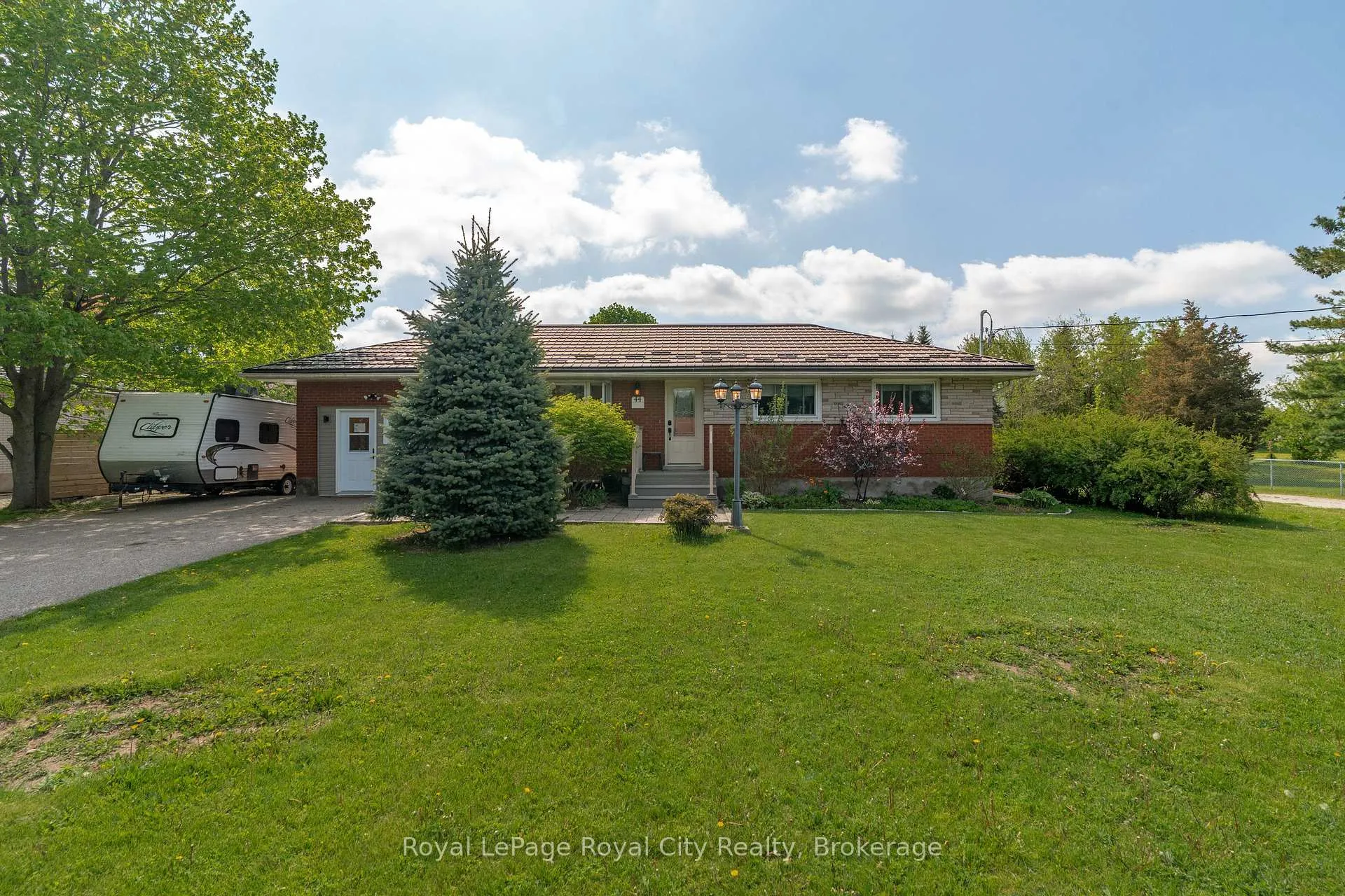 Photo 3 of 44 Ridgeway Avenue, Guelph, Pineridge/Westminster Woods — HOMEH