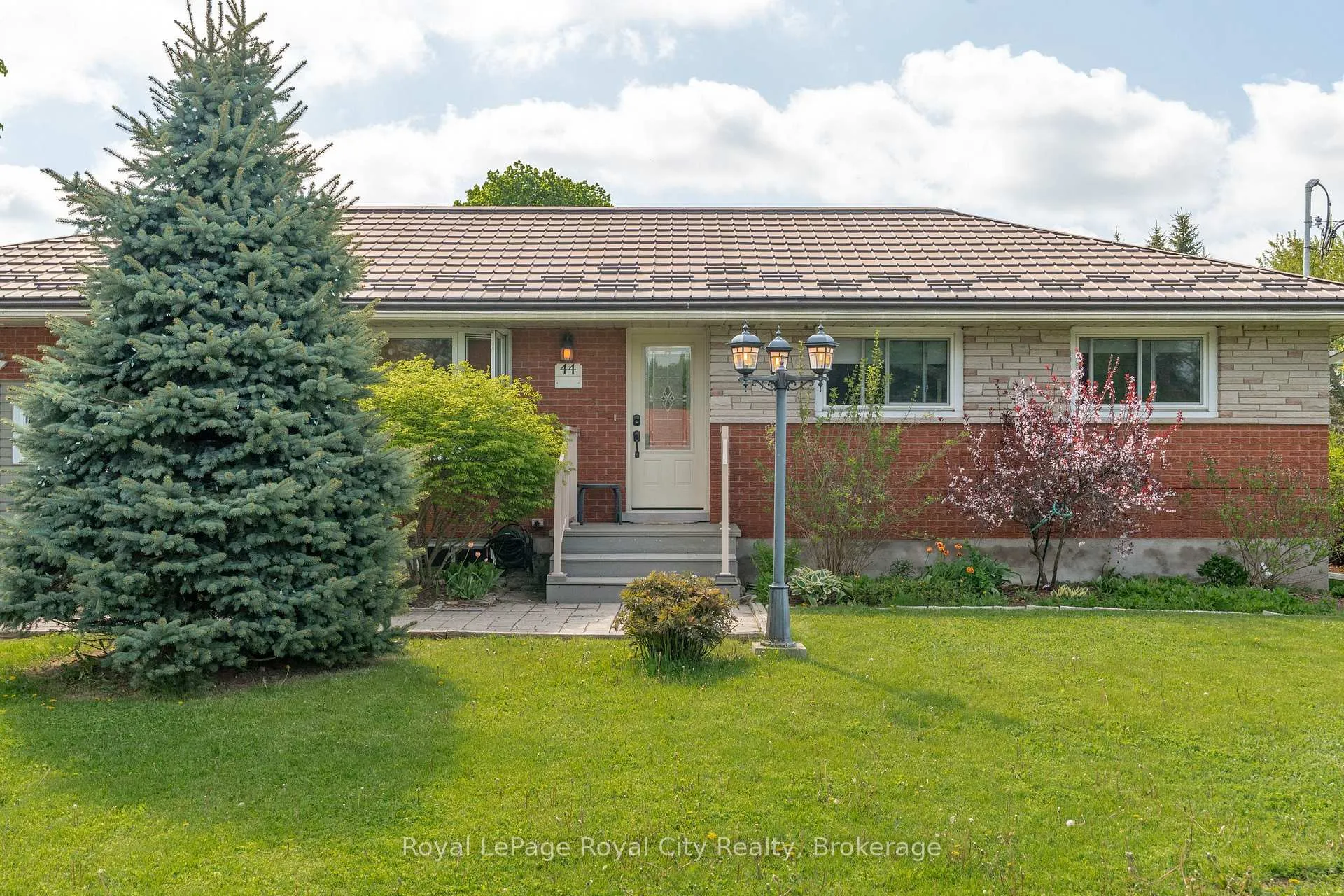 Photo 4 of 44 Ridgeway Avenue, Guelph, Pineridge/Westminster Woods — HOMEH