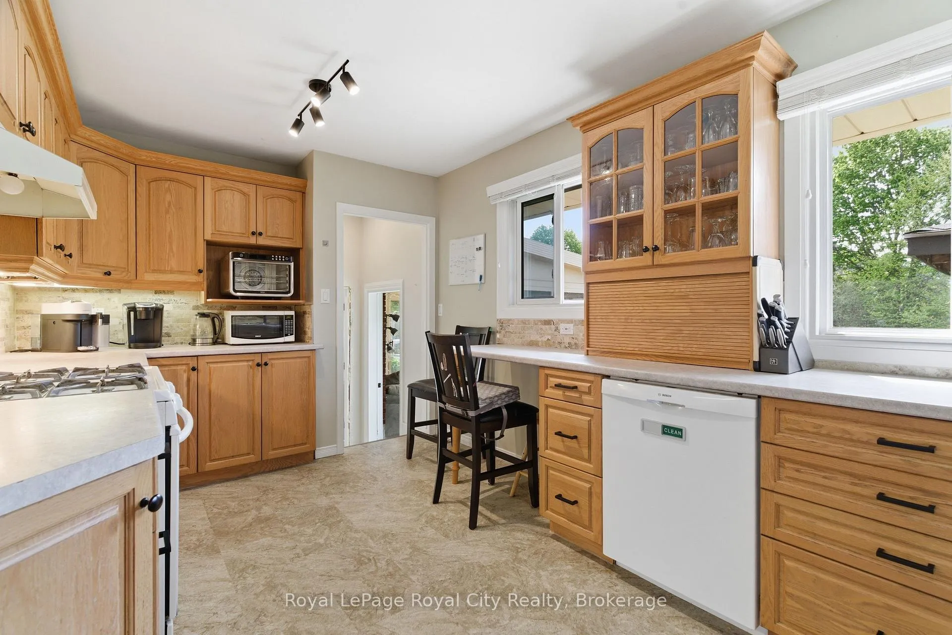 Photo 8 of 44 Ridgeway Avenue, Guelph, Pineridge/Westminster Woods — HOMEH