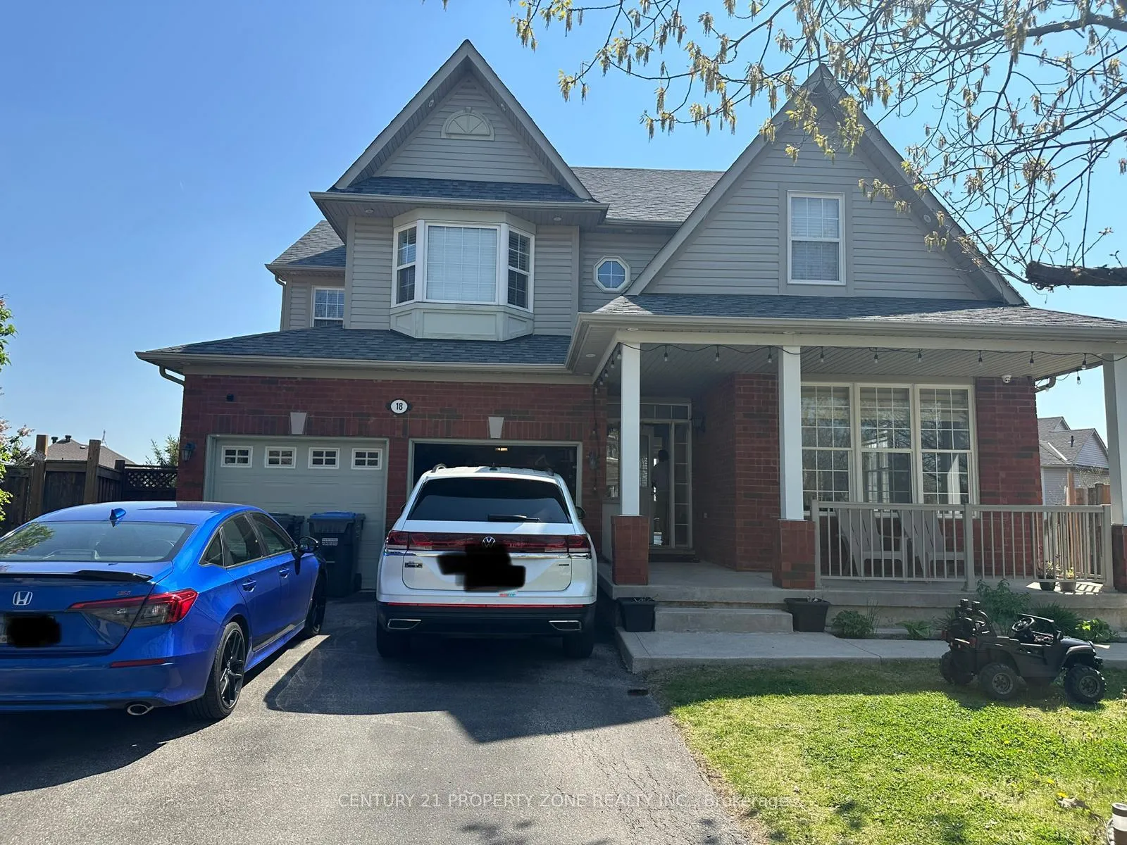 Photo 2 of 18 Mistybrook Crescent, Brampton, Fletcher's Meadow — HOMEH