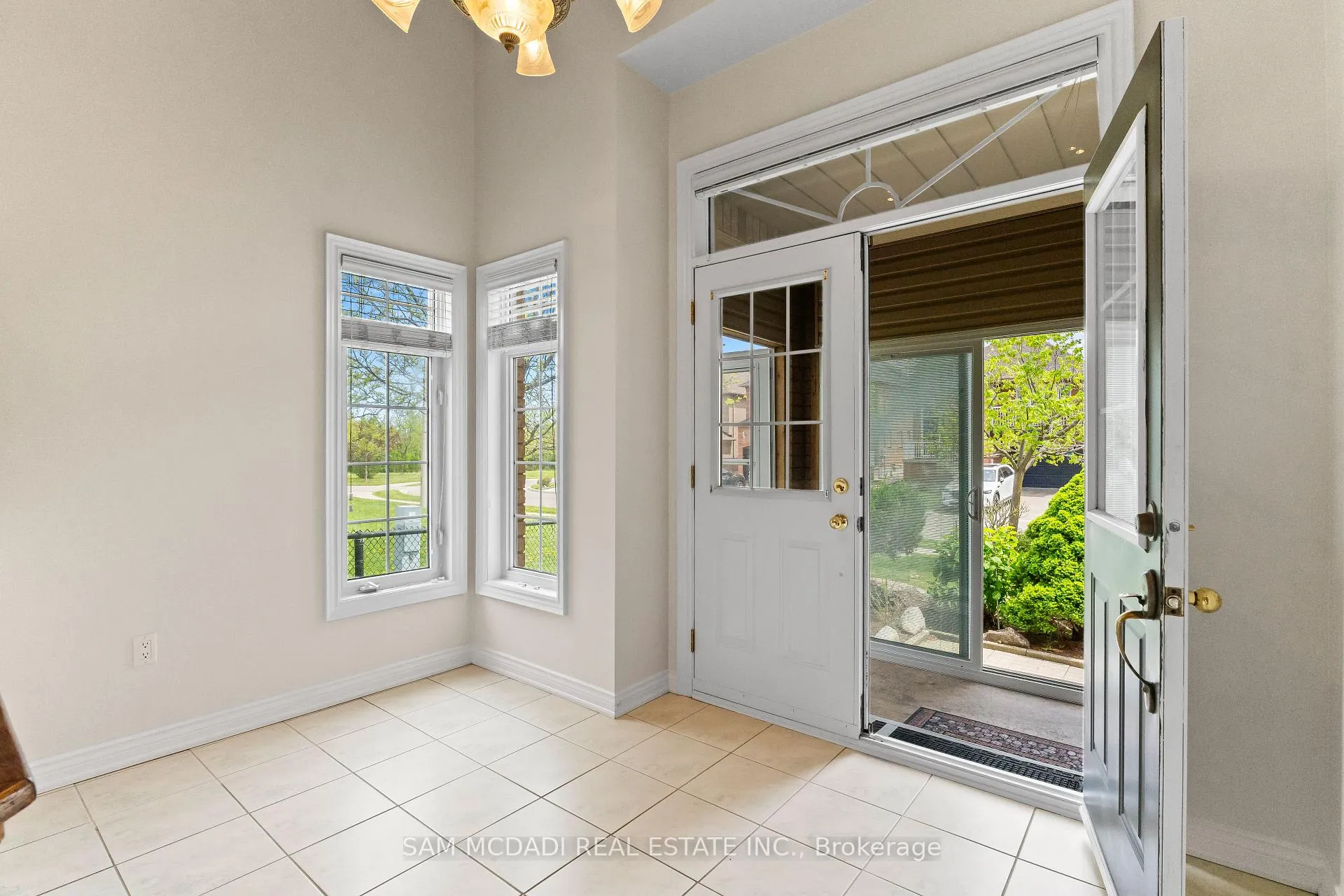 Photo 3 of 38 Maple Beach Crescent, Brampton, Fletcher's Meadow — HOMEH