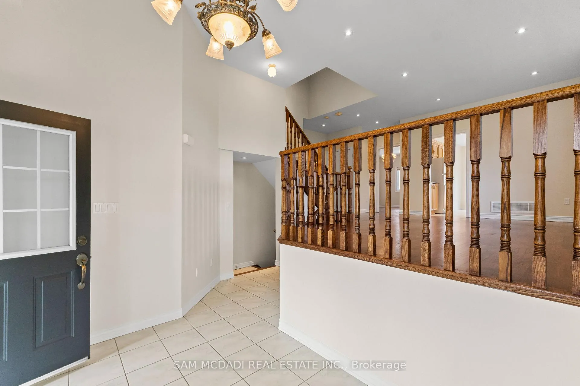 Photo 4 of 38 Maple Beach Crescent, Brampton, Fletcher's Meadow — HOMEH