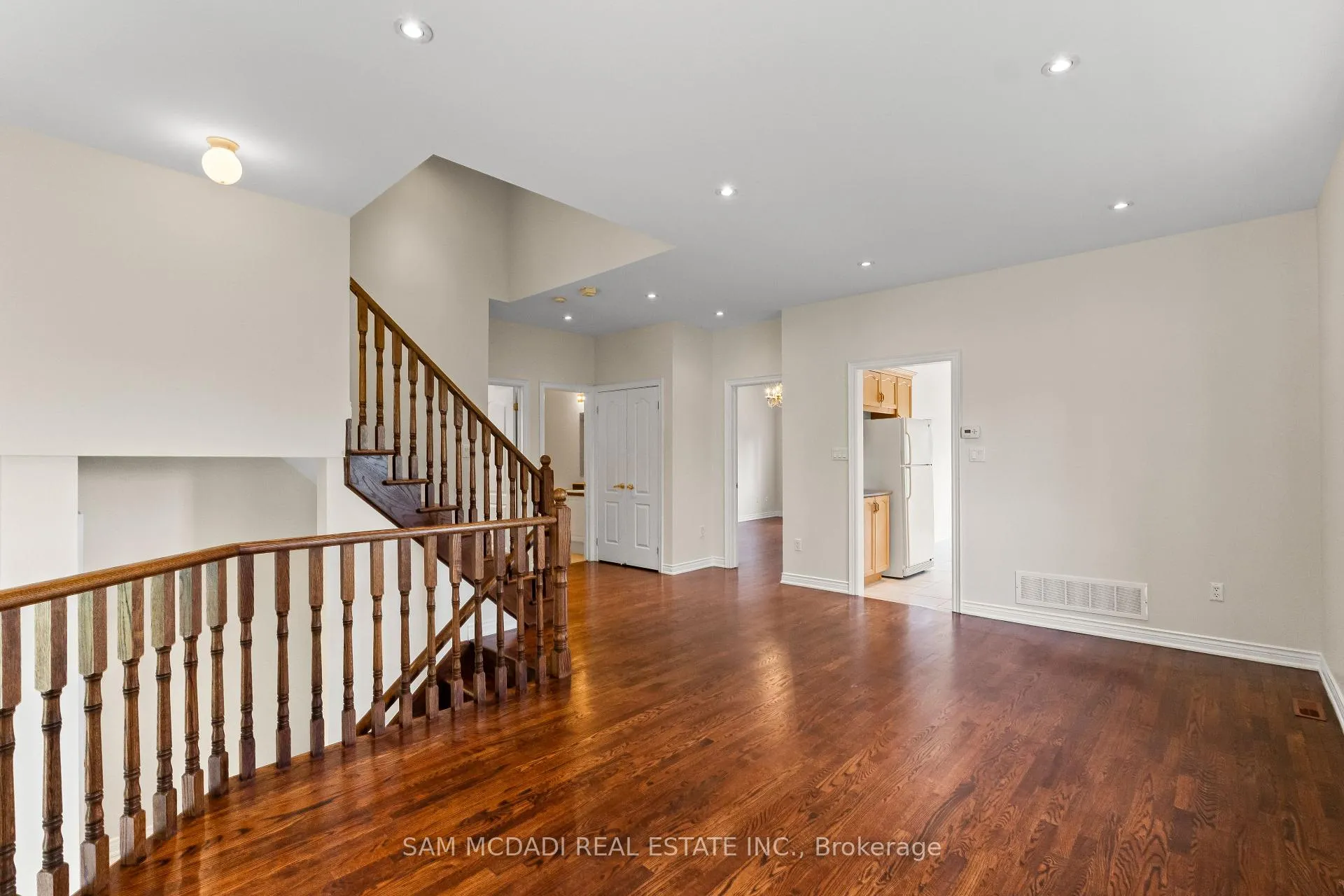 Photo 7 of 38 Maple Beach Crescent, Brampton, Fletcher's Meadow — HOMEH