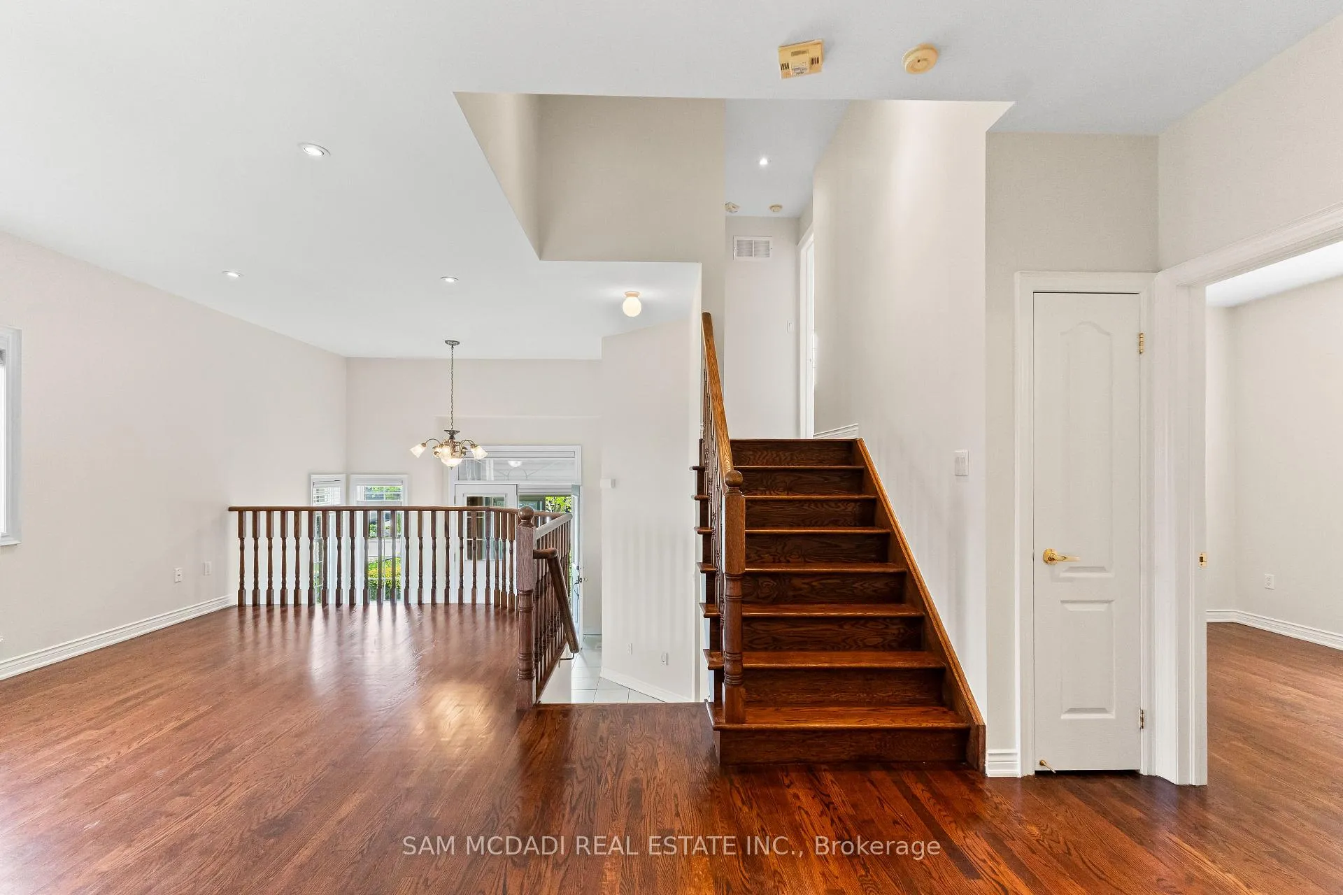 Photo 8 of 38 Maple Beach Crescent, Brampton, Fletcher's Meadow — HOMEH