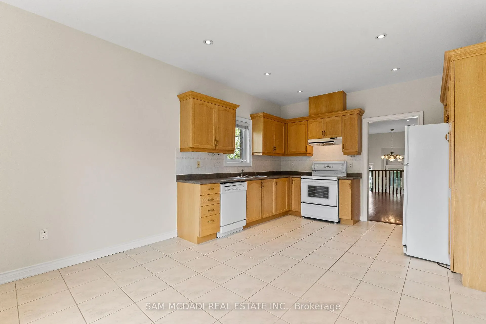 Photo 12 of 38 Maple Beach Crescent, Brampton, Fletcher's Meadow — HOMEH