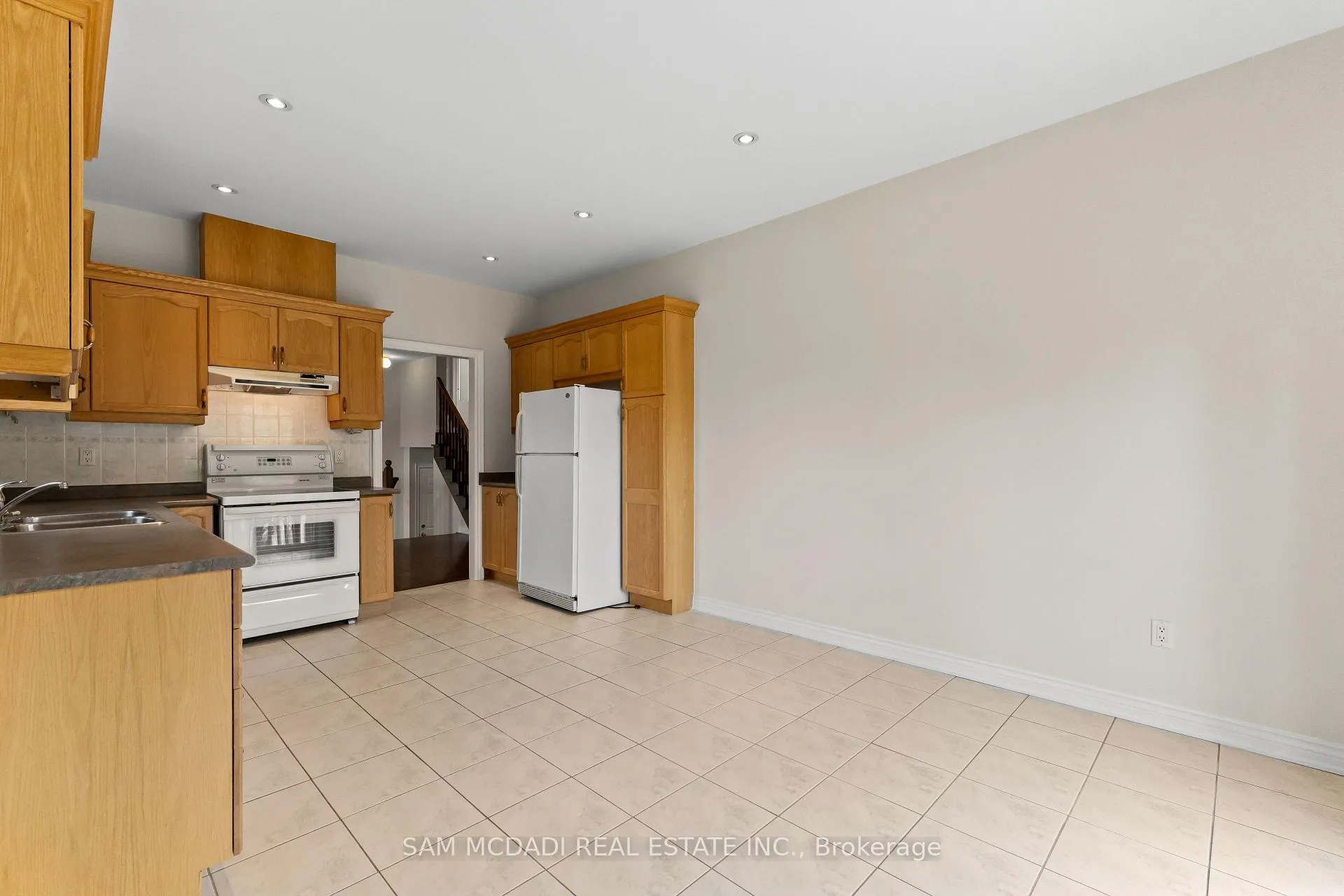 Photo 14 of 38 Maple Beach Crescent, Brampton, Fletcher's Meadow — HOMEH