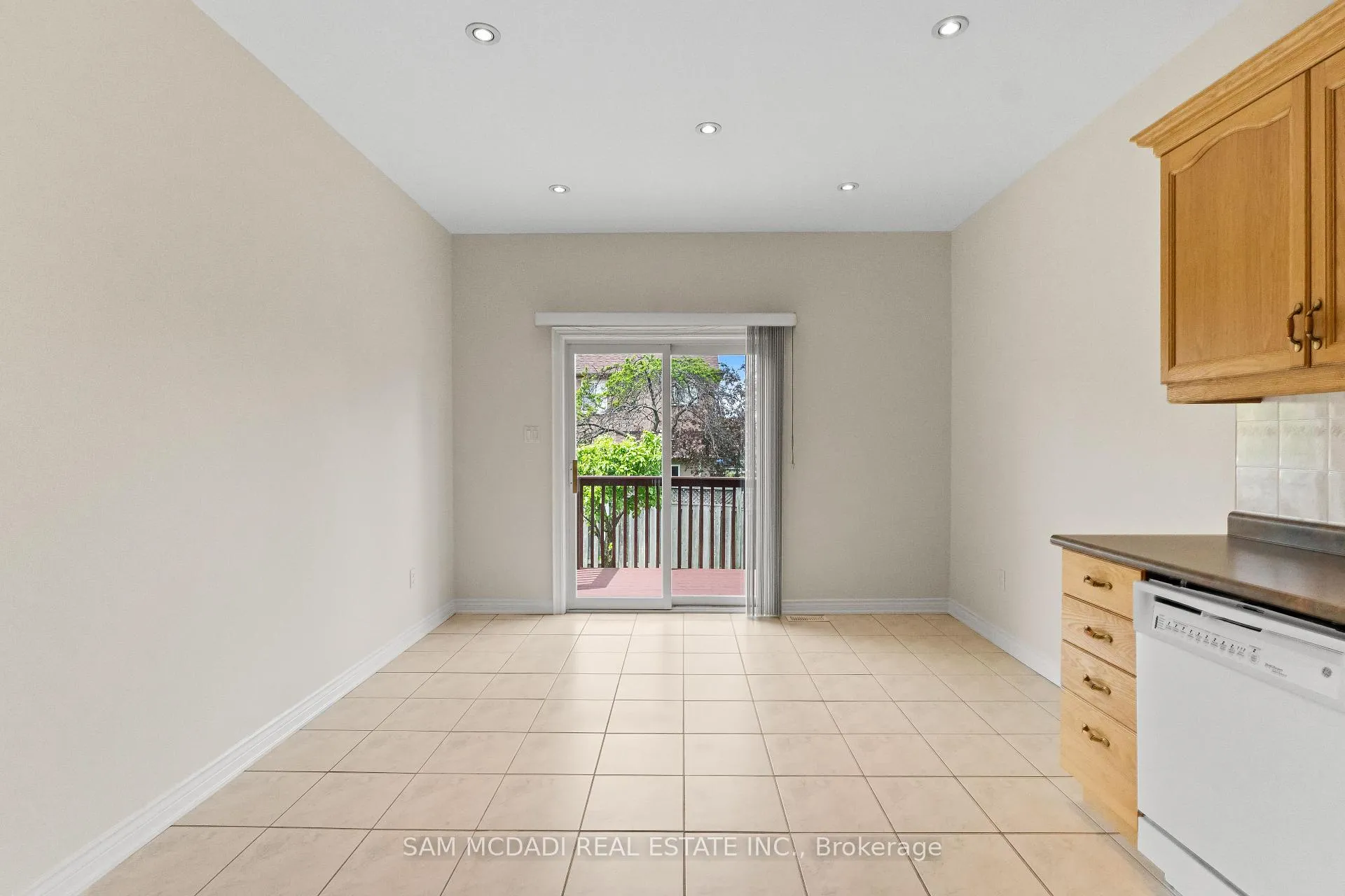 Photo 15 of 38 Maple Beach Crescent, Brampton, Fletcher's Meadow — HOMEH