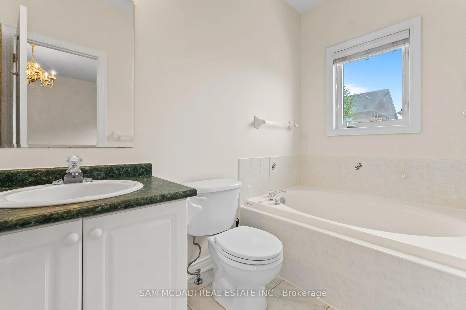 Photo 18 of 38 Maple Beach Crescent, Brampton, Fletcher's Meadow — HOMEH