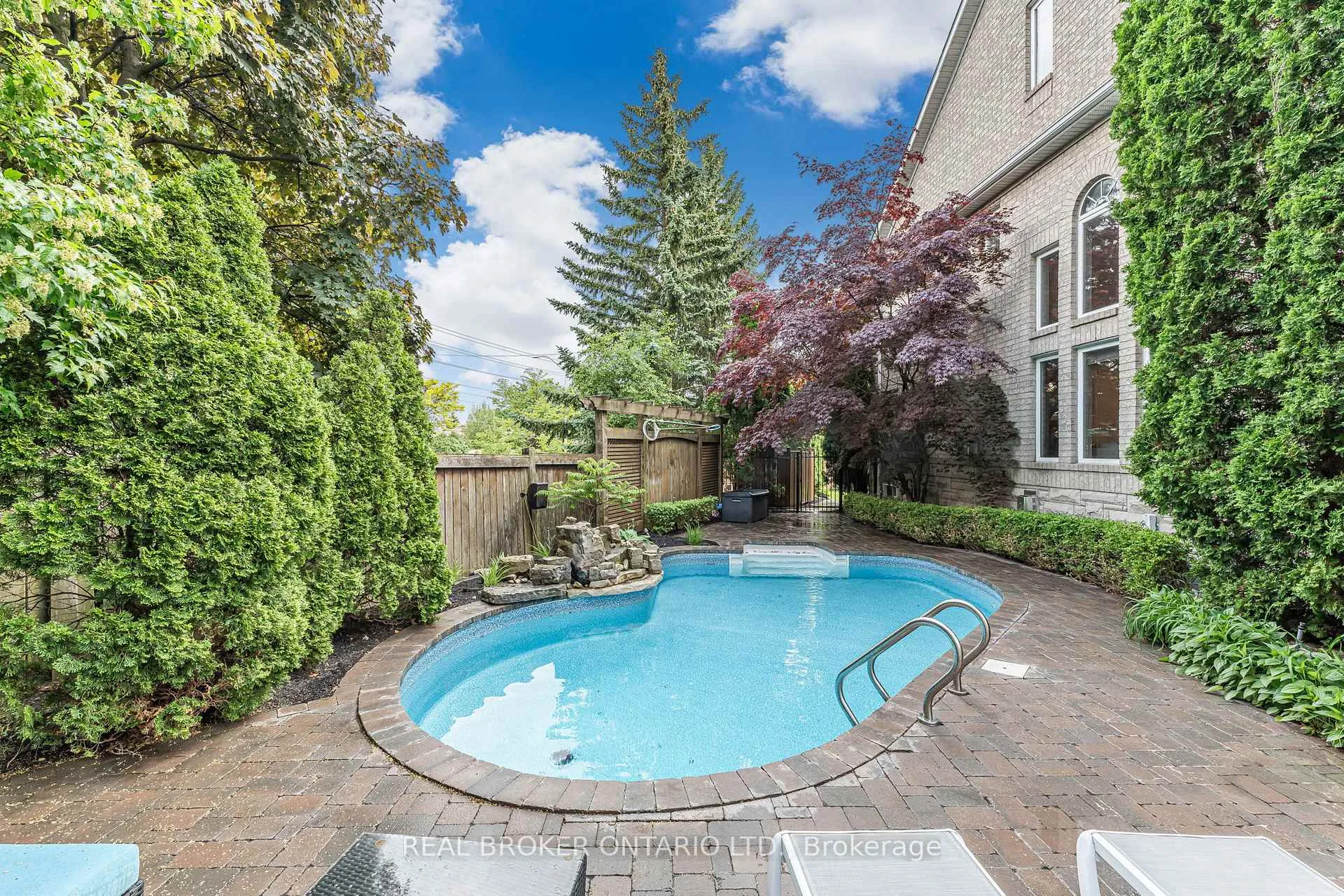 Photo 3 of 2000 Peak Place, Oakville, River Oaks — HOMEH