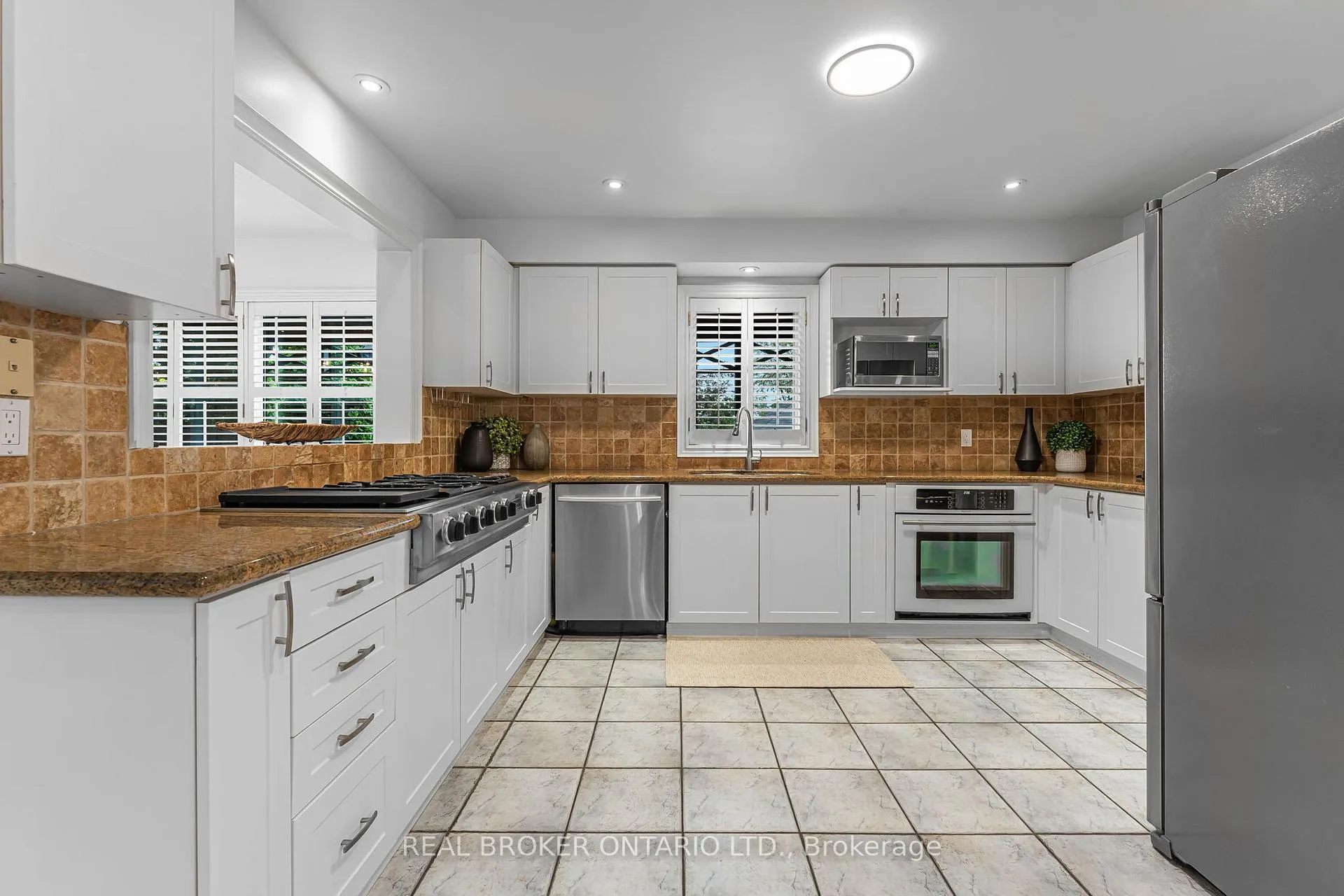 Photo 11 of 2000 Peak Place, Oakville, River Oaks — HOMEH