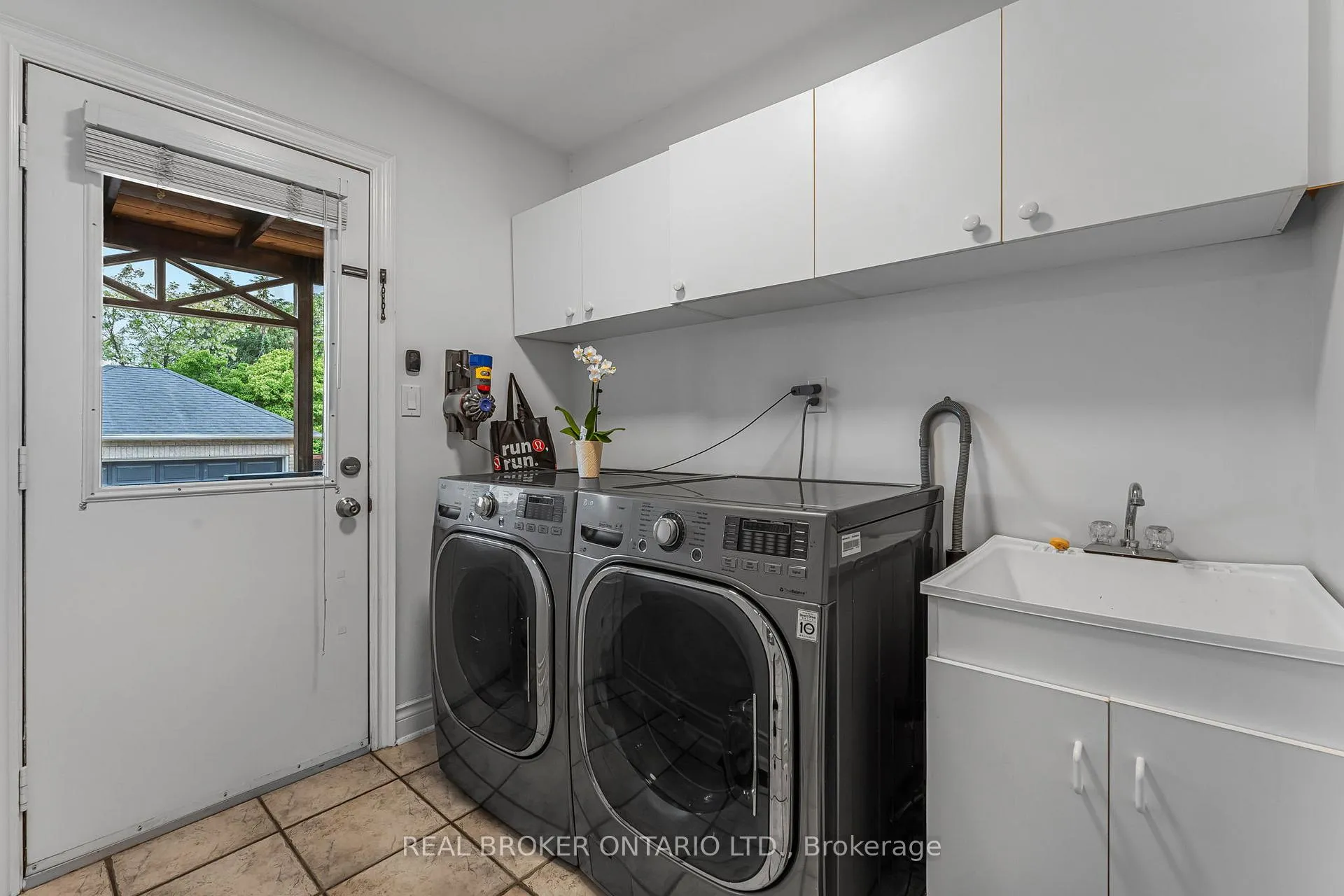 Photo 14 of 2000 Peak Place, Oakville, River Oaks — HOMEH