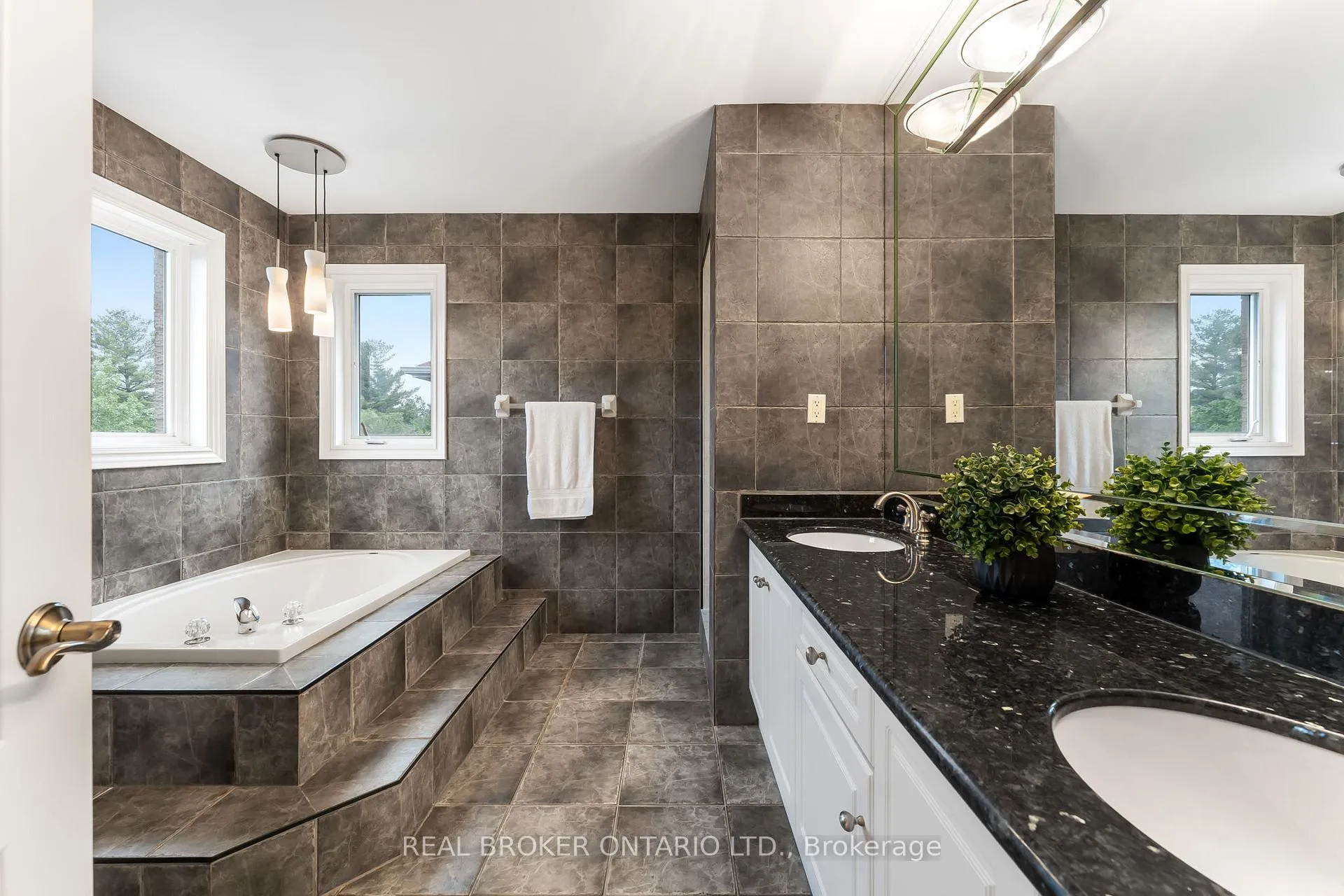 Photo 20 of 2000 Peak Place, Oakville, River Oaks — HOMEH