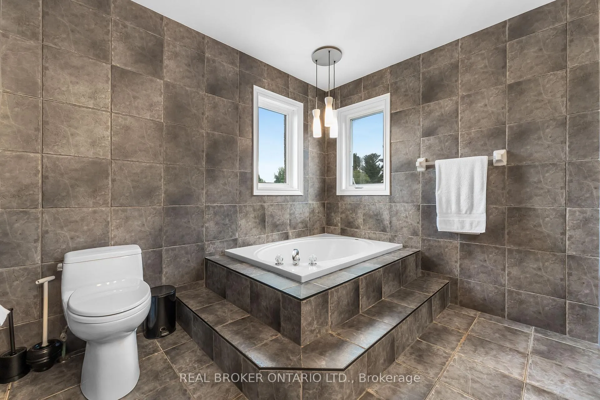 Photo 21 of 2000 Peak Place, Oakville, River Oaks — HOMEH