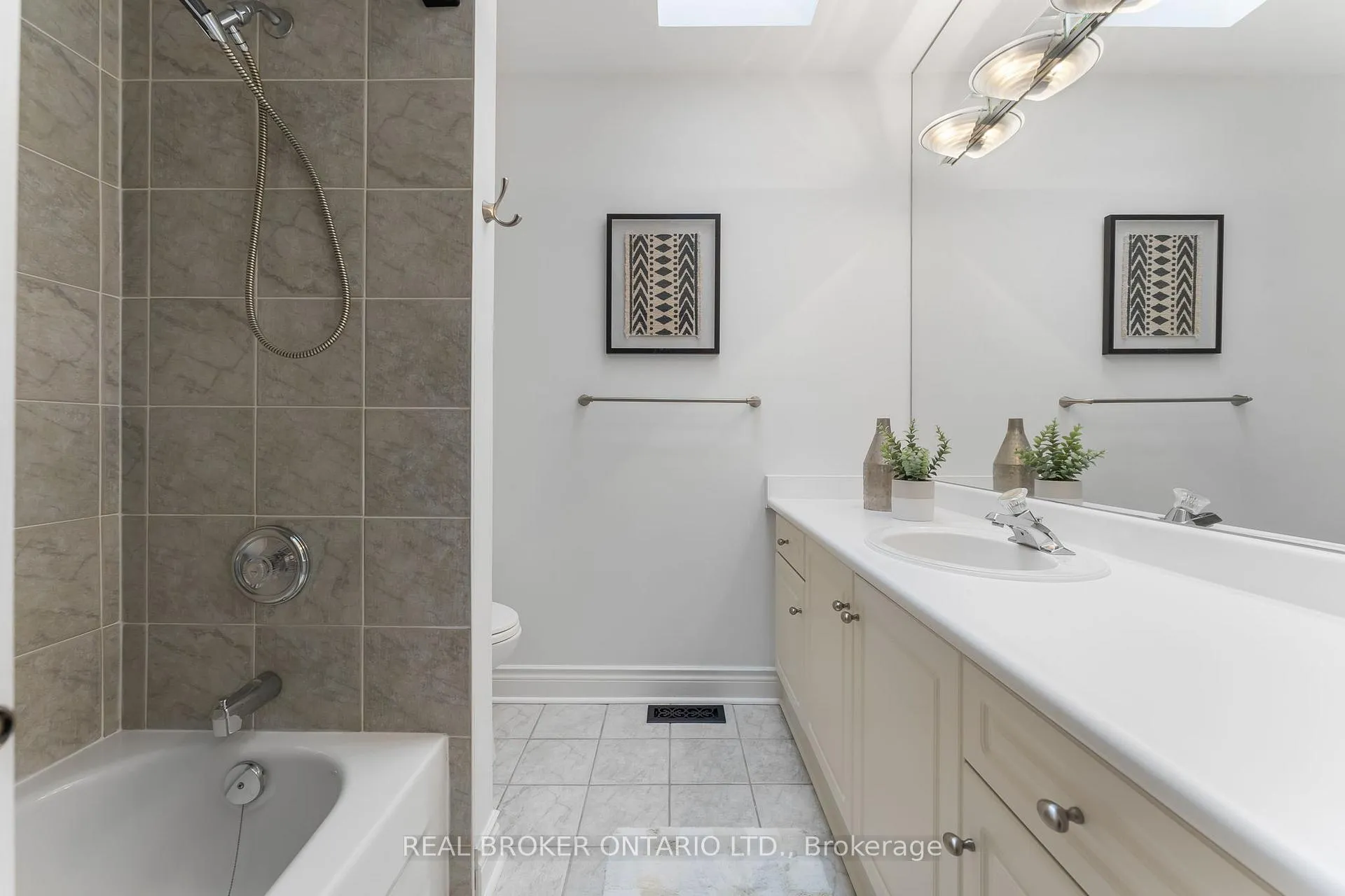 Photo 28 of 2000 Peak Place, Oakville, River Oaks — HOMEH