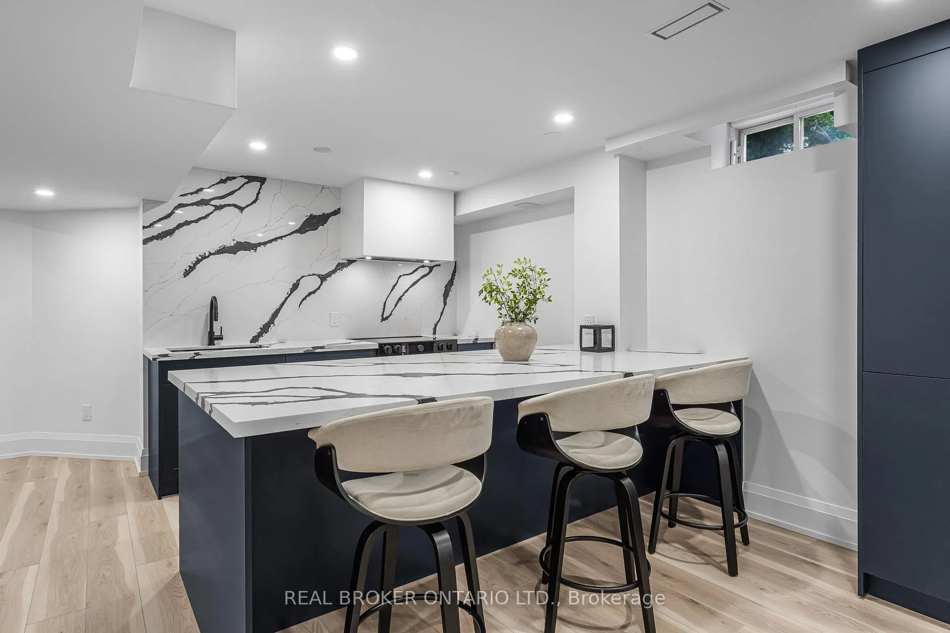 Photo 33 of 2000 Peak Place, Oakville, River Oaks — HOMEH