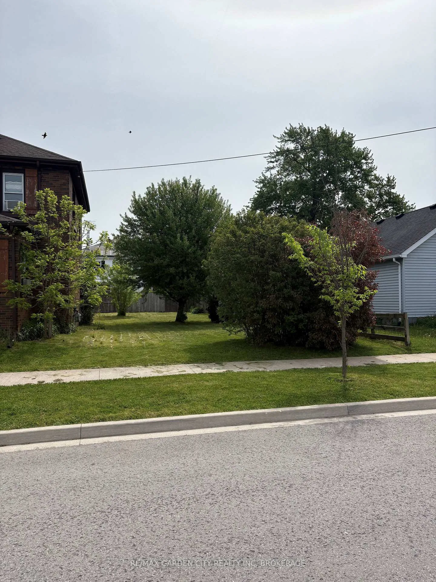 Photo 2 of 28 Scholfield Avenue S, Welland, Lincoln/Crowland — HOMEH