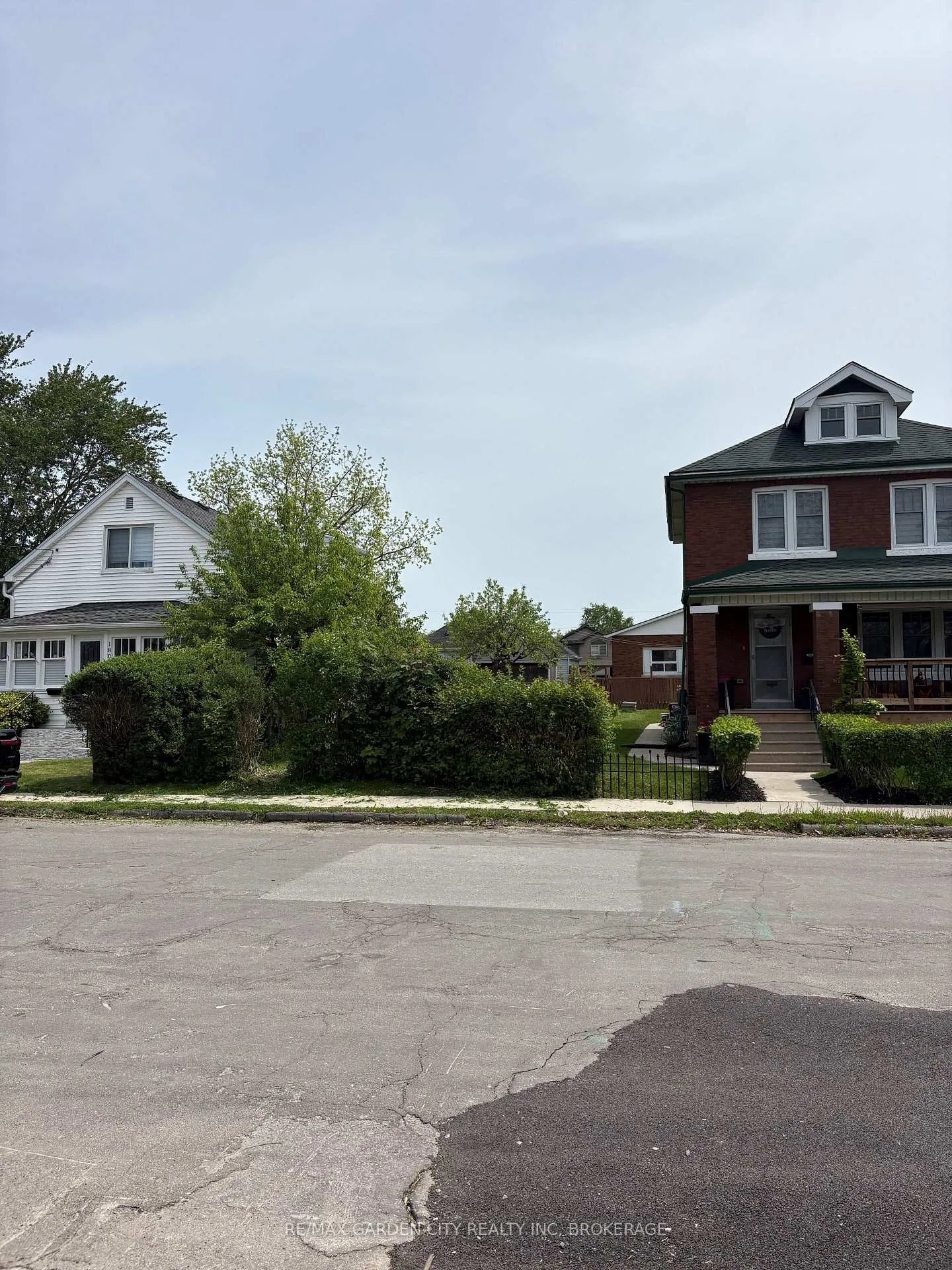 Photo 1 of 190 Mcalpine Avenue S, Welland, Lincoln/Crowland — HOMEH