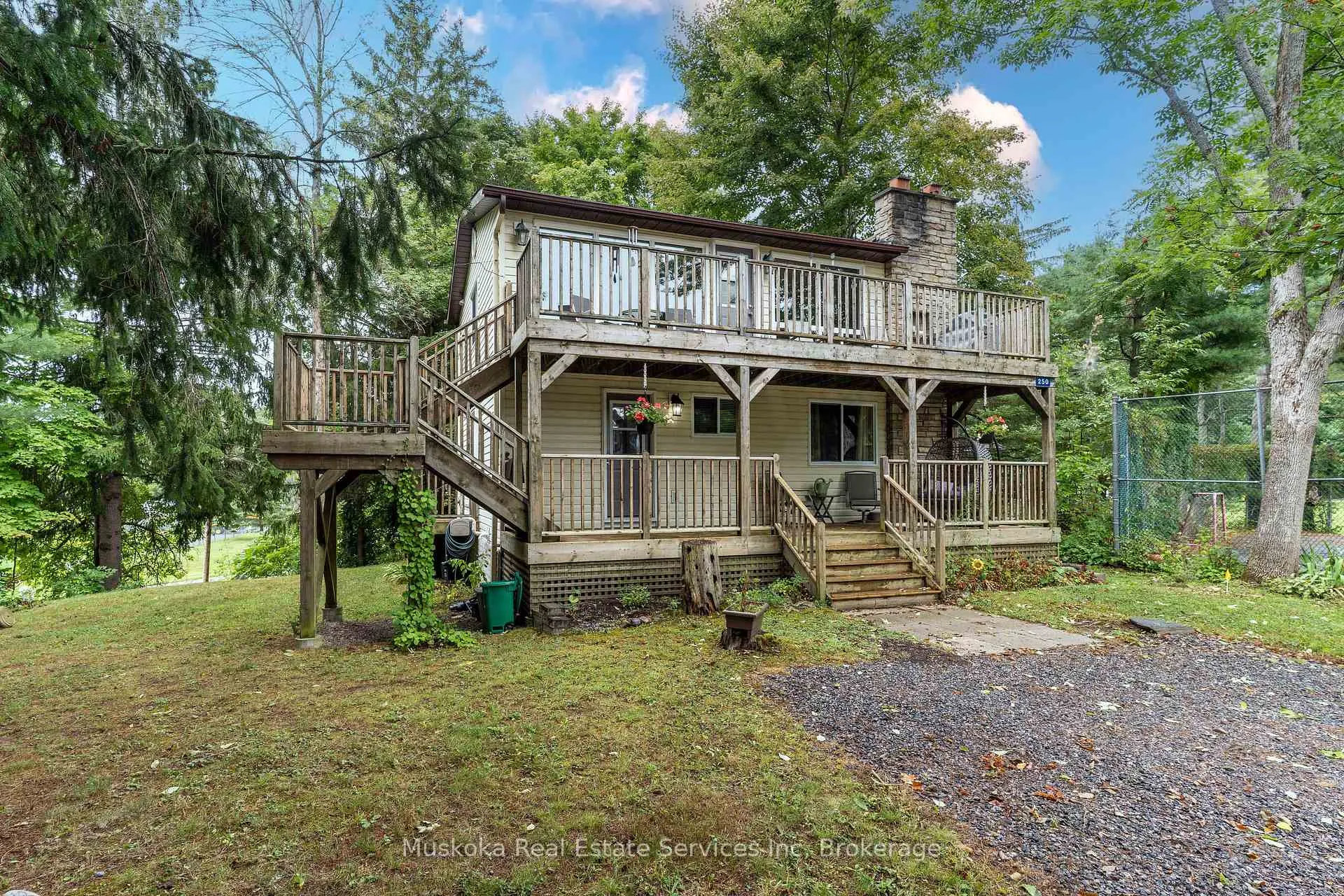 Photo 1 of 250 Wapaska Crescent, Gravenhurst, Muskoka (S) — HOMEH