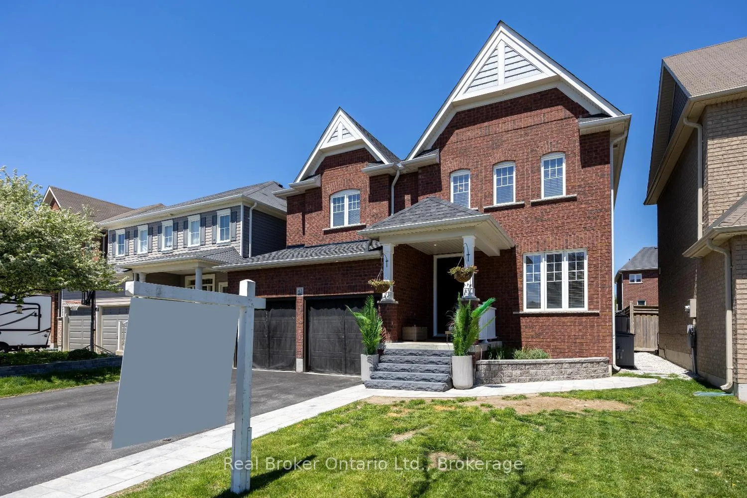 Photo 3 of 42 Ted Miller Crescent, Clarington, Bowmanville — HOMEH