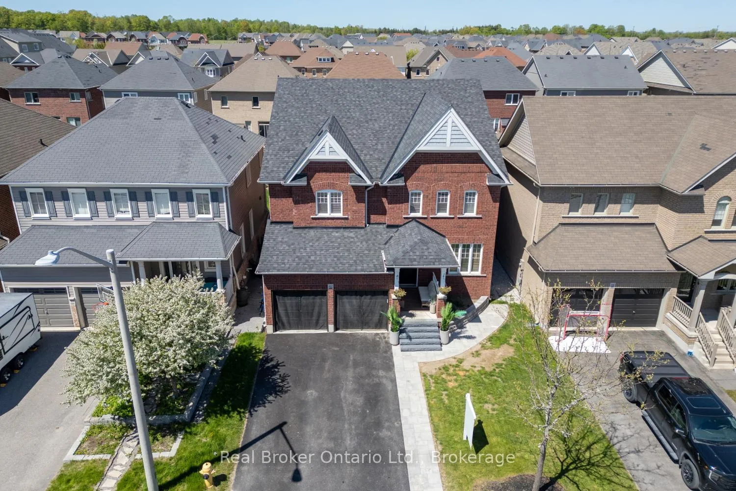 Photo 4 of 42 Ted Miller Crescent, Clarington, Bowmanville — HOMEH