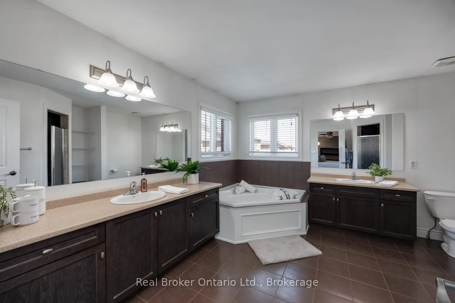 Photo 31 of 42 Ted Miller Crescent, Clarington, Bowmanville — HOMEH