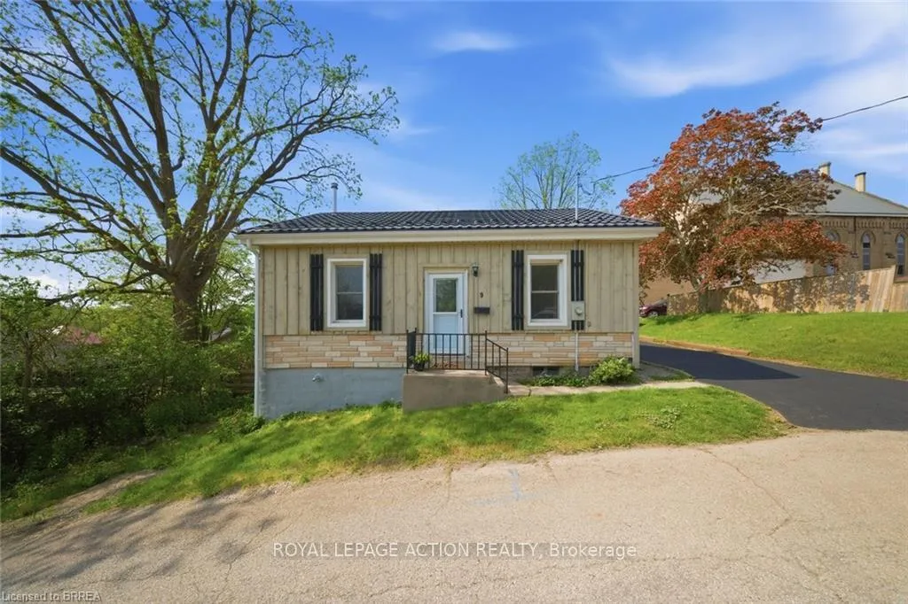 Photo 2 of 9 Keeton Lane, Brant, South Dumfries — HOMEH