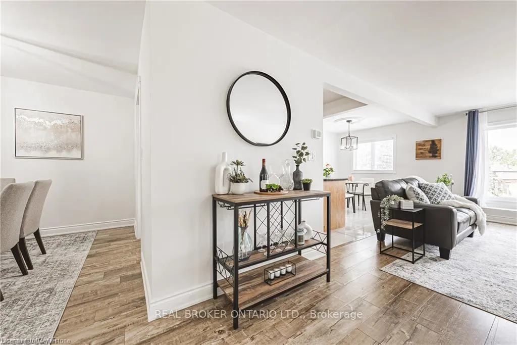 Photo 4 of Unit 30, 3050 Pinemeadow Drive, Burlington, Headon — HOMEH