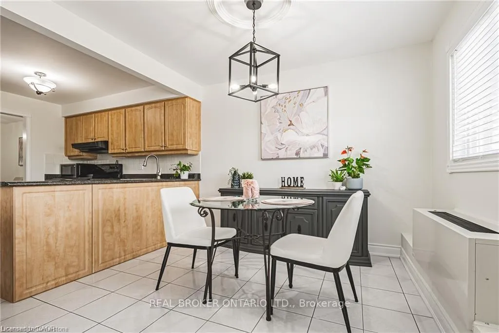 Photo 6 of Unit 30, 3050 Pinemeadow Drive, Burlington, Headon — HOMEH