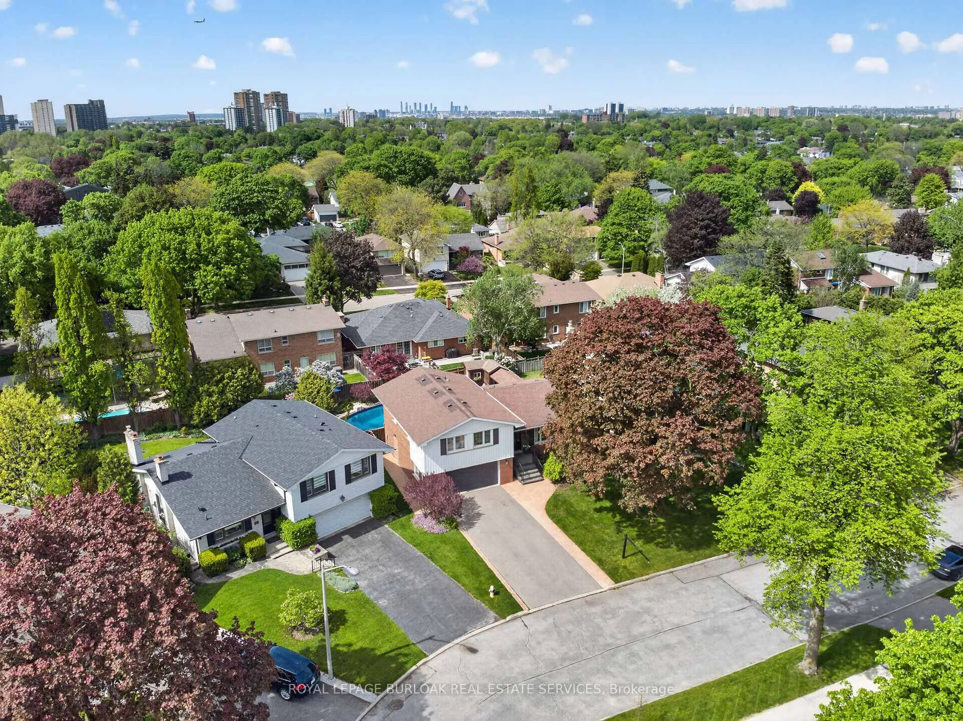 Photo 2 of 27 Shortland Crescent, Etobicoke, Willowridge-Martingrove-Richview — HOMEH